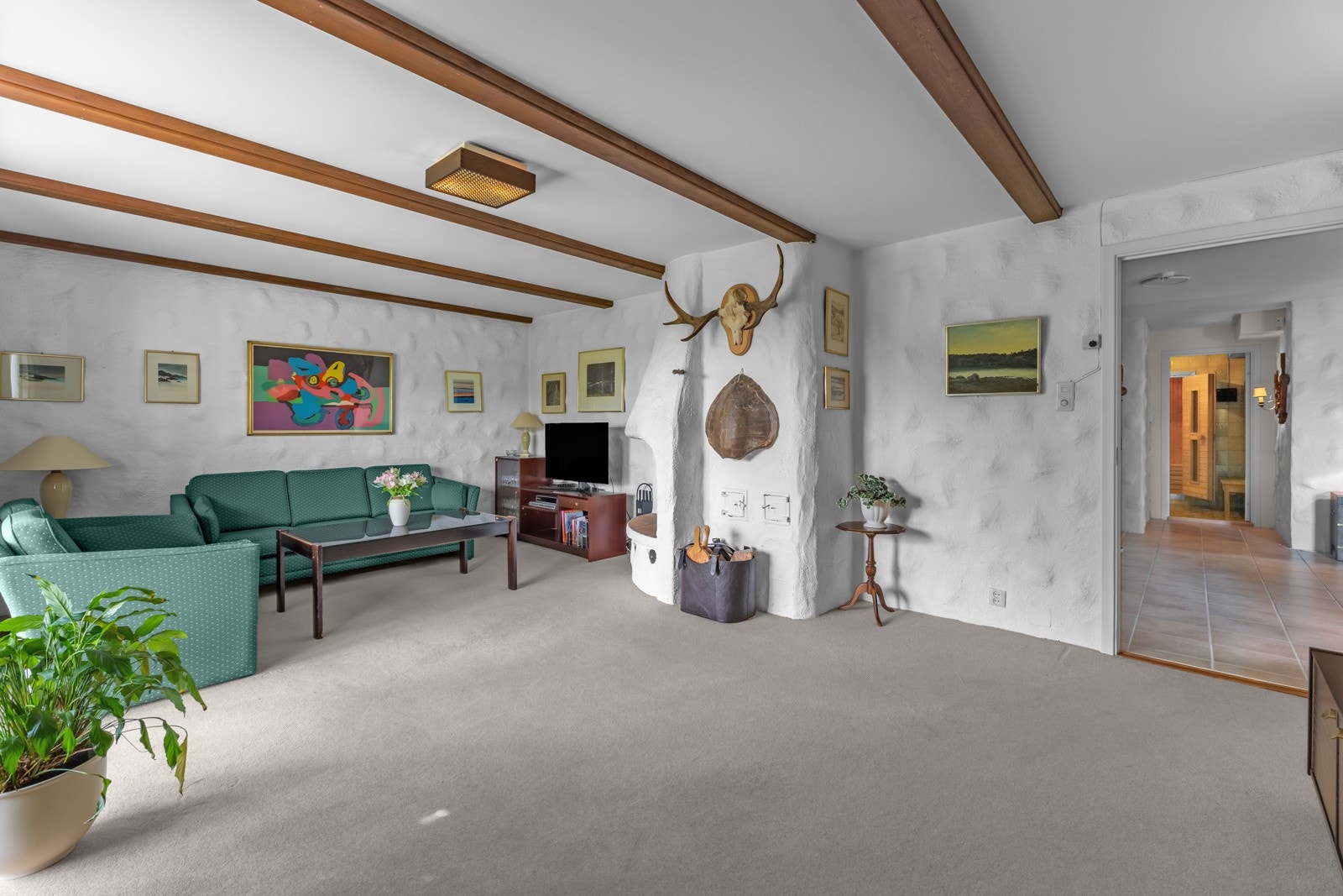 En romslig kjellerstue med god plass til lek, filmkvelder eller som et ekstra oppholdsrom for hele familien Galleribilde