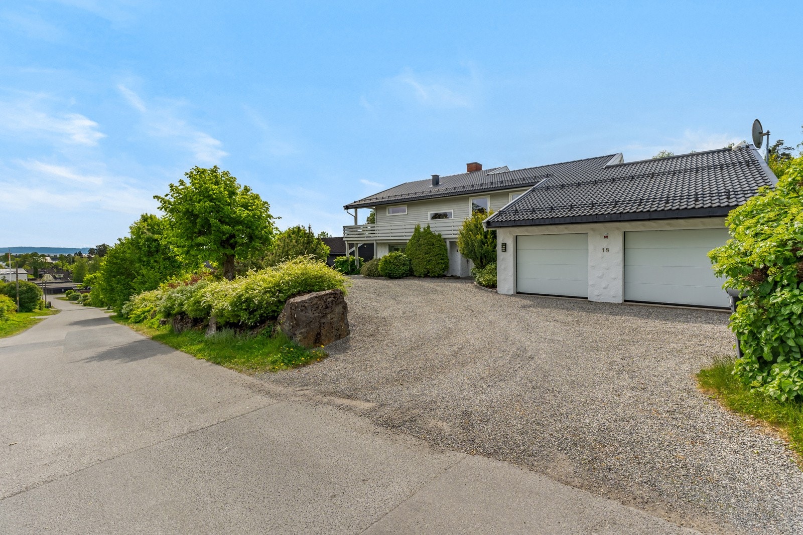 Parkeringen på tomten med dobbelgarasje Galleribilde