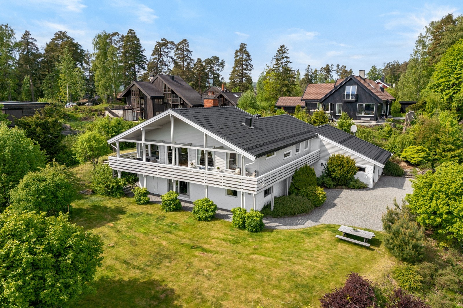 PrivatMegleren v/Ellen Pike har gleden av å presentere Høgdaveien 18! (Foto: Ohshot) Galleribilde