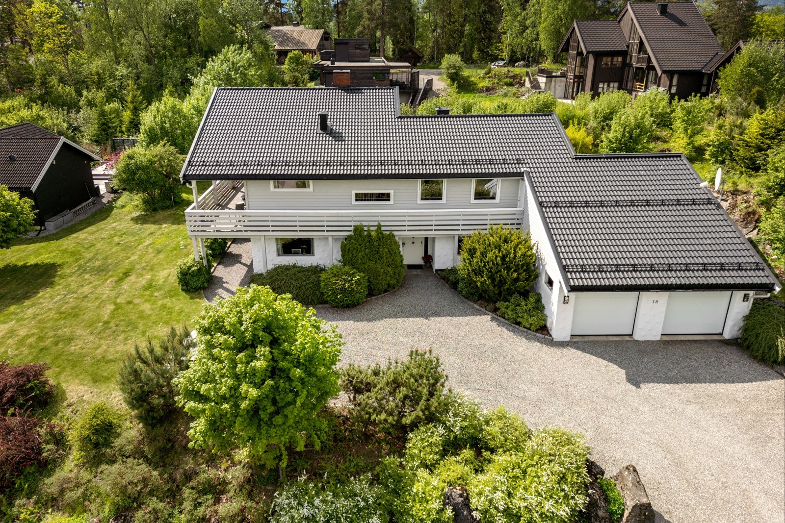 Barnefamilier vil sette pris på nærheten til både private og kommunale barnehager, samt kort vei til Nesøya barneskole Galleribilde