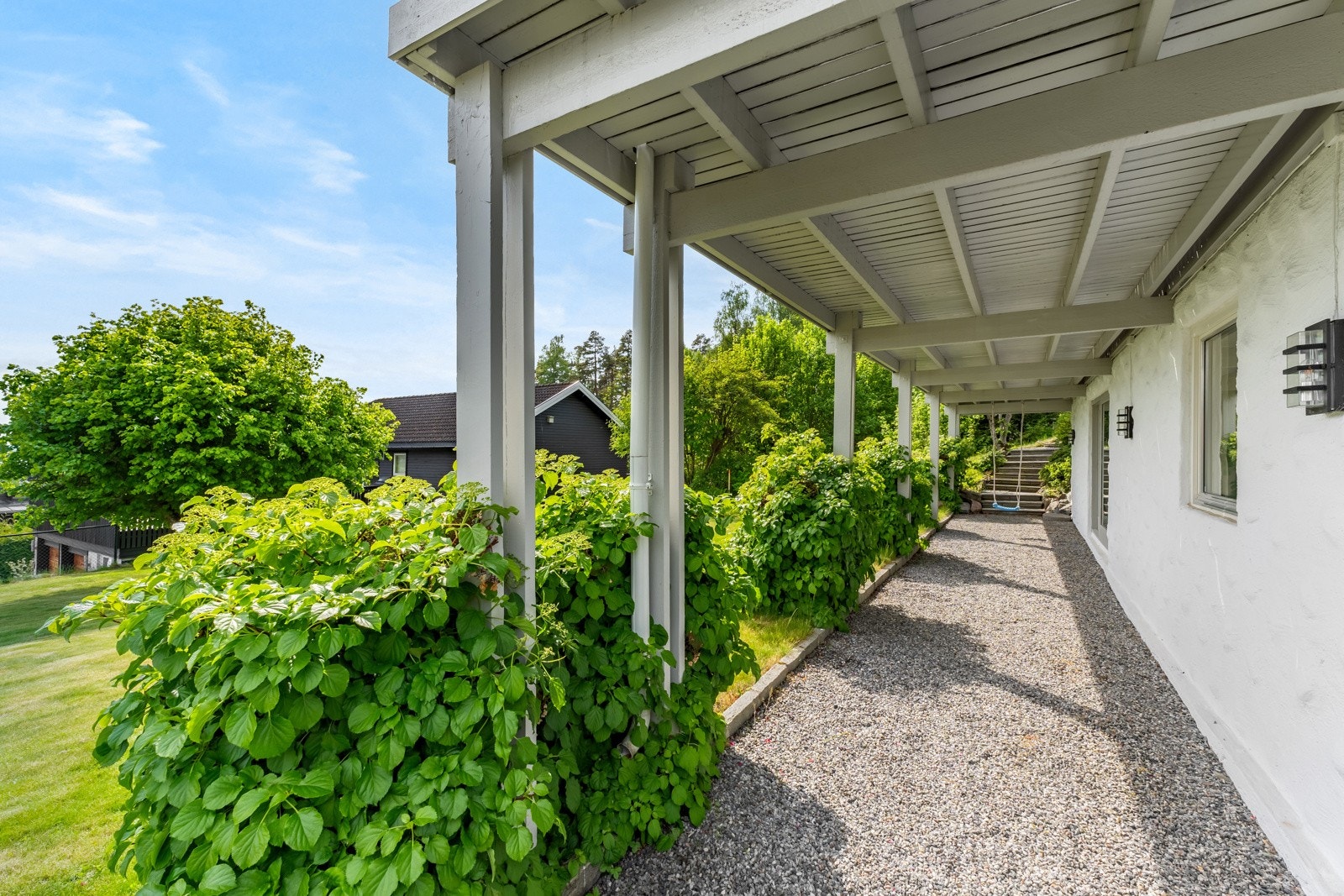 Fra kjellerstuen har du utgang til hagen Galleribilde