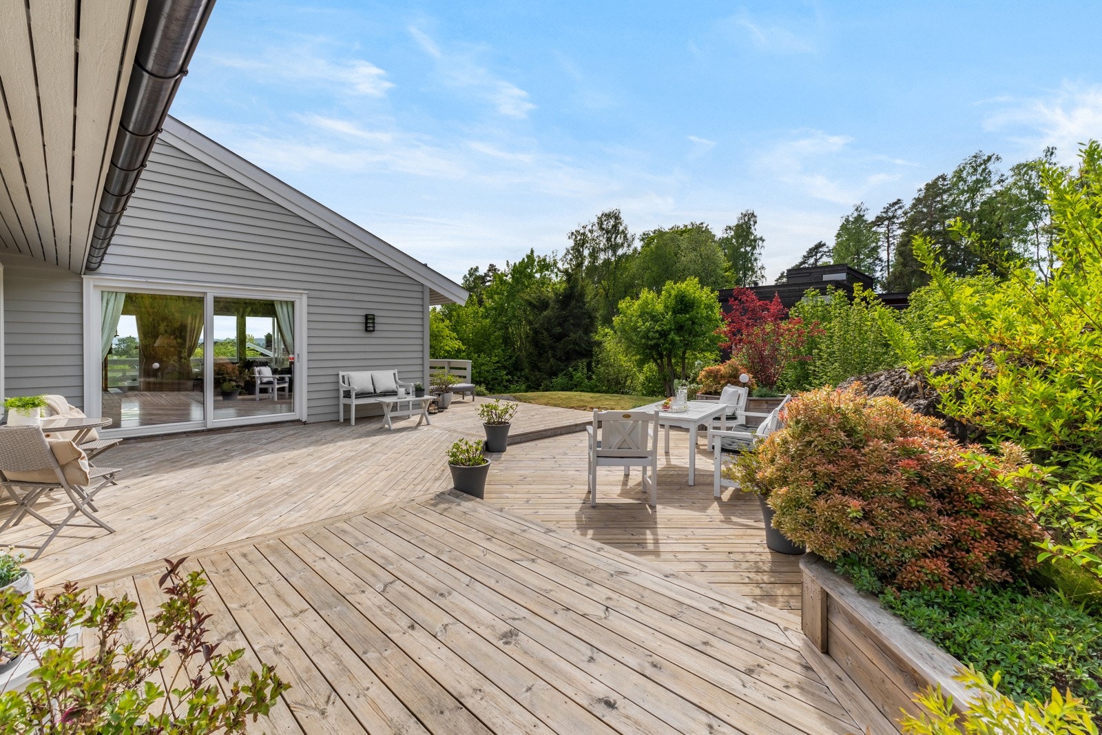 Solfylte dager på terrassen med familie og venner - den perfekte plassen for å nyte sommeren Galleribilde