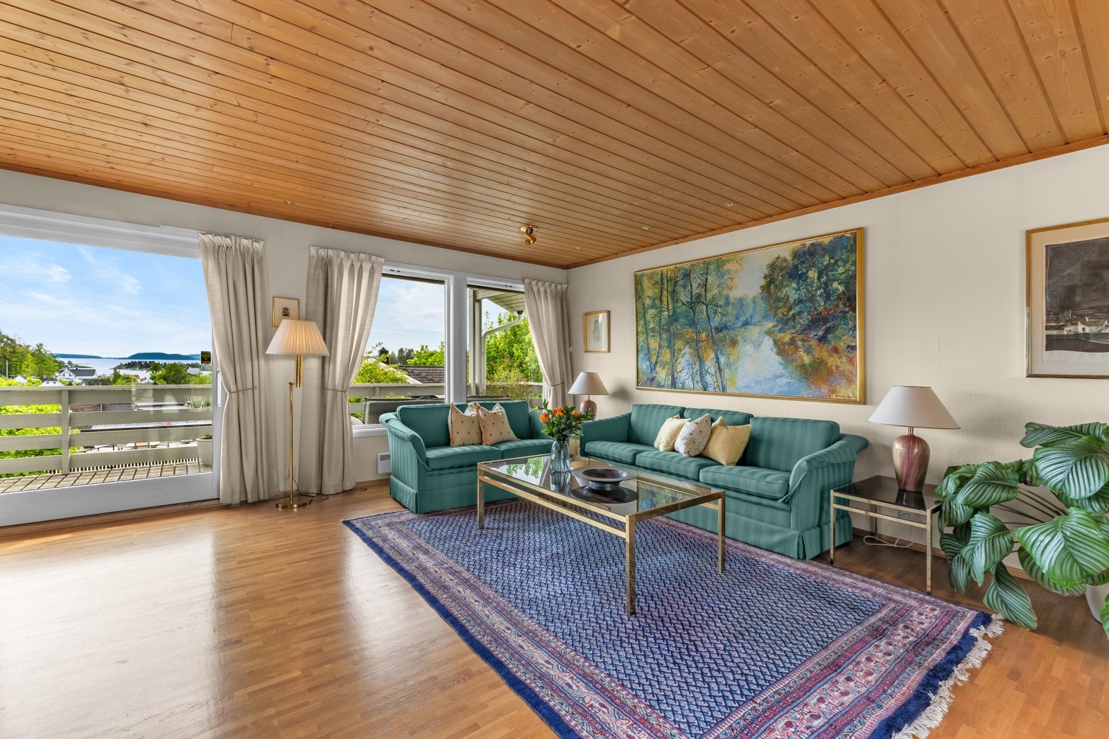 Fra stuen kan du nyte en imponerende sjøutsikt Galleribilde