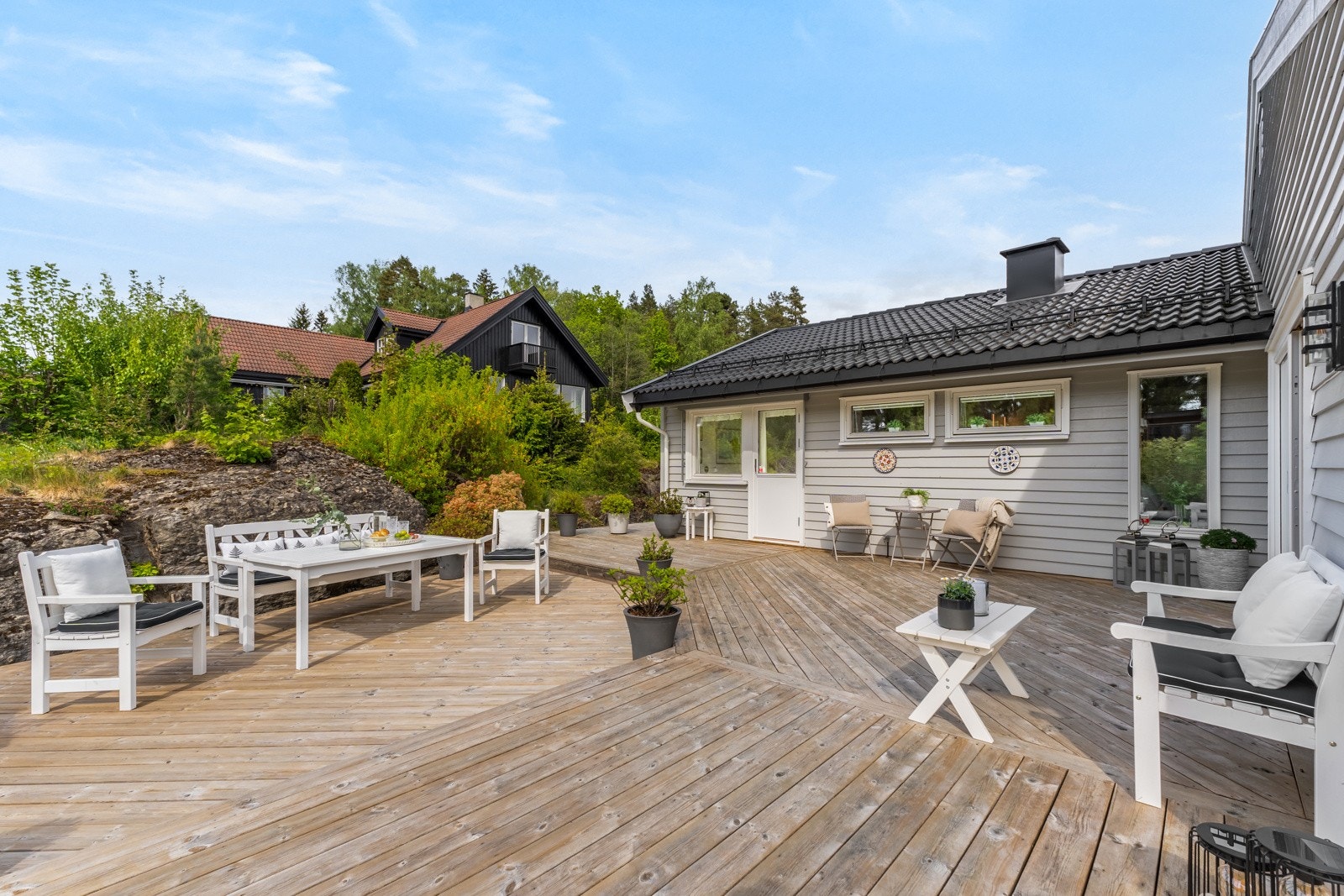 Med god plass på terrassen kan du innrede etter eget behov Galleribilde