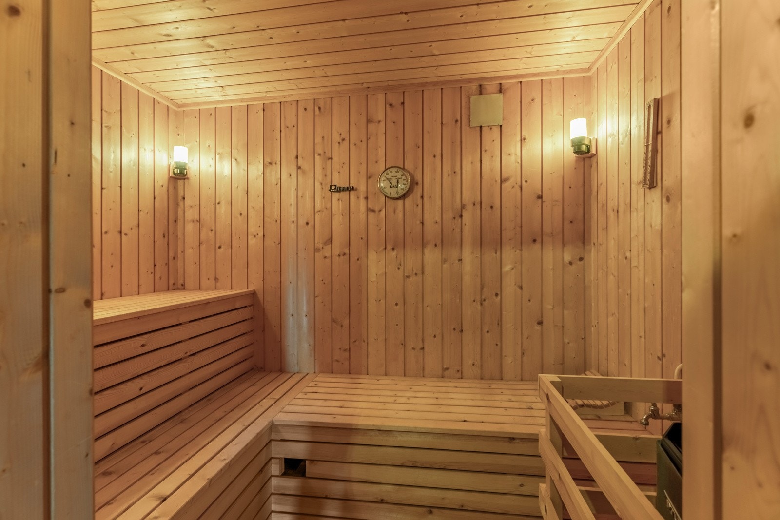 Romslig badstue med plass til flere - her kan du nyte ekte hverdagsluksus Galleribilde