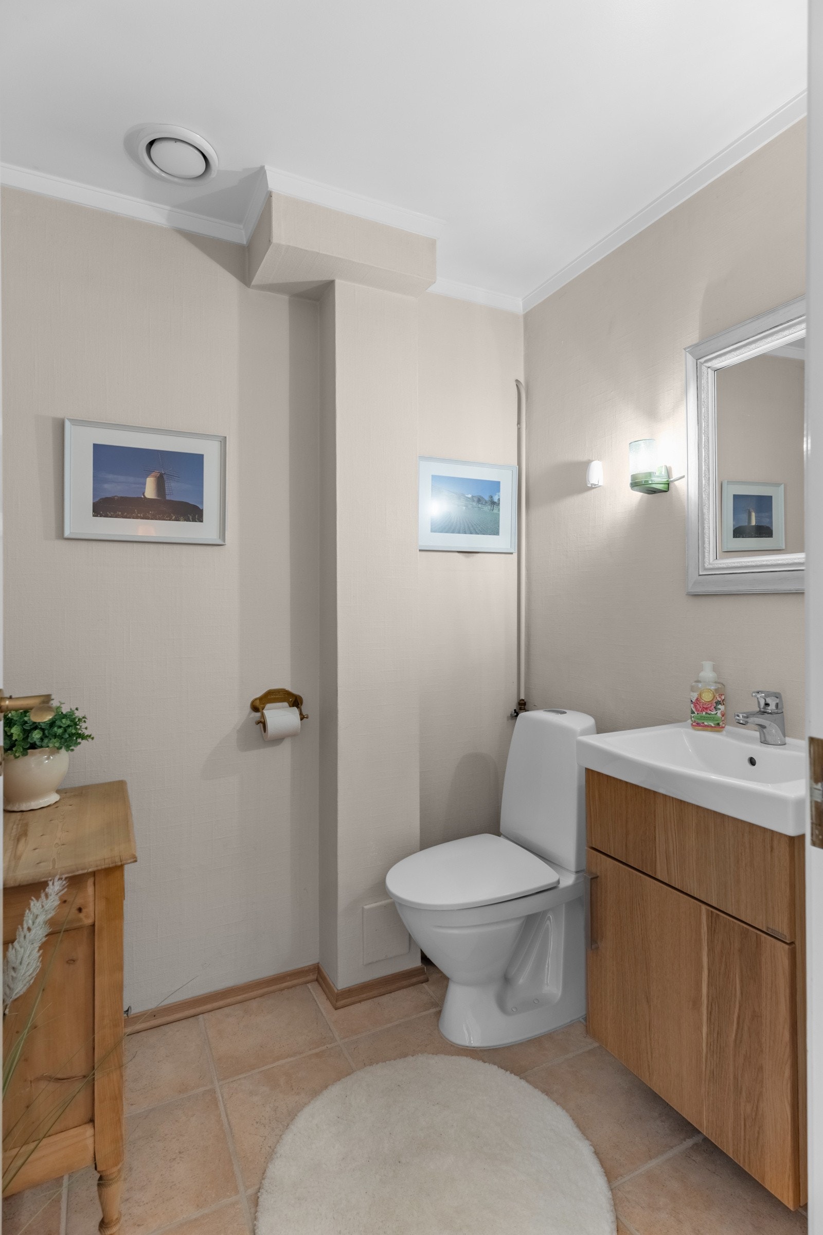 Funksjonelt WC med smarte løsninger som utnytter plassen optimalt Galleribilde