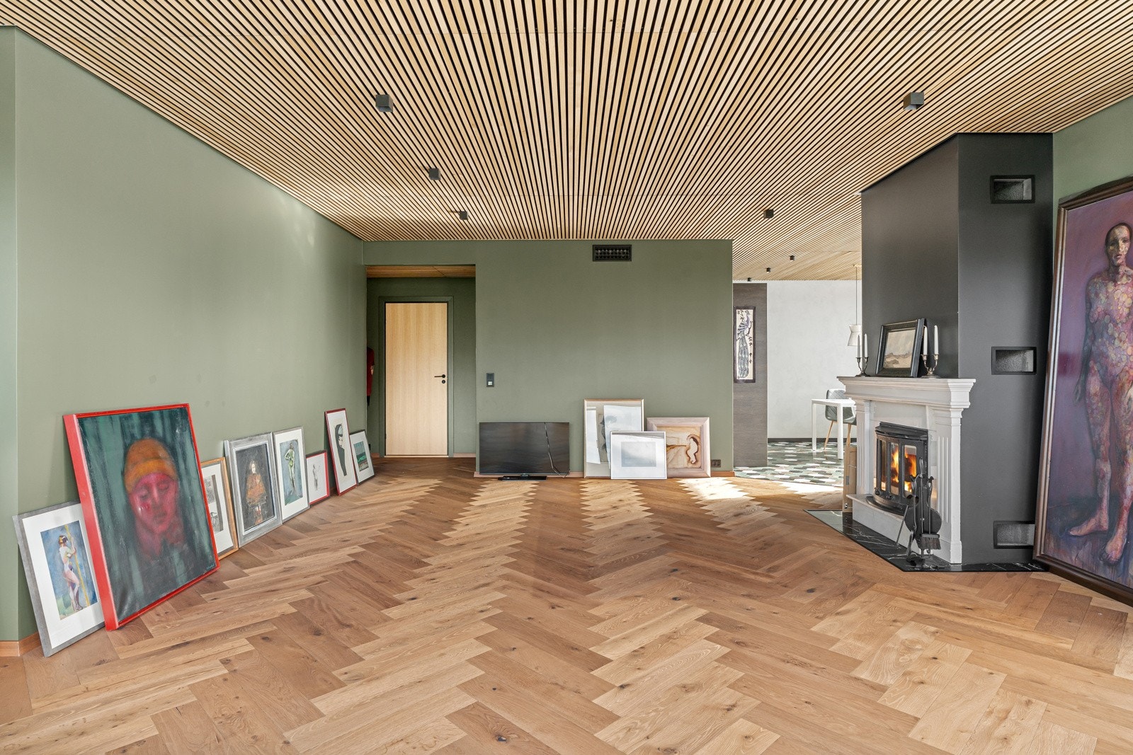 Fiskebeinsparkett gir et eksklusivt preg, mens downlights med app-styring setter stemningen i hele boligen. Galleribilde