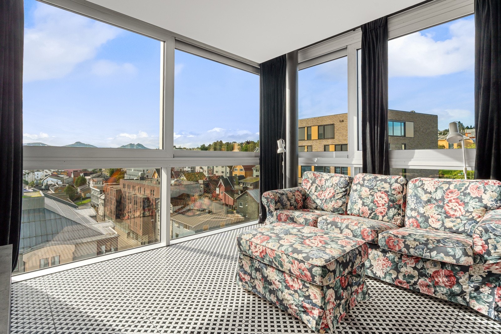 Den unike vinterhagen fungerer som en ekstra stue med flislagt gulv, varme og en spektakulær utsikt som må oppleves. Galleribilde