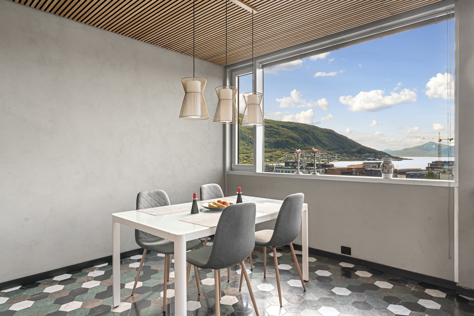 Ved kjøkkenet finner du spisestue. Galleribilde