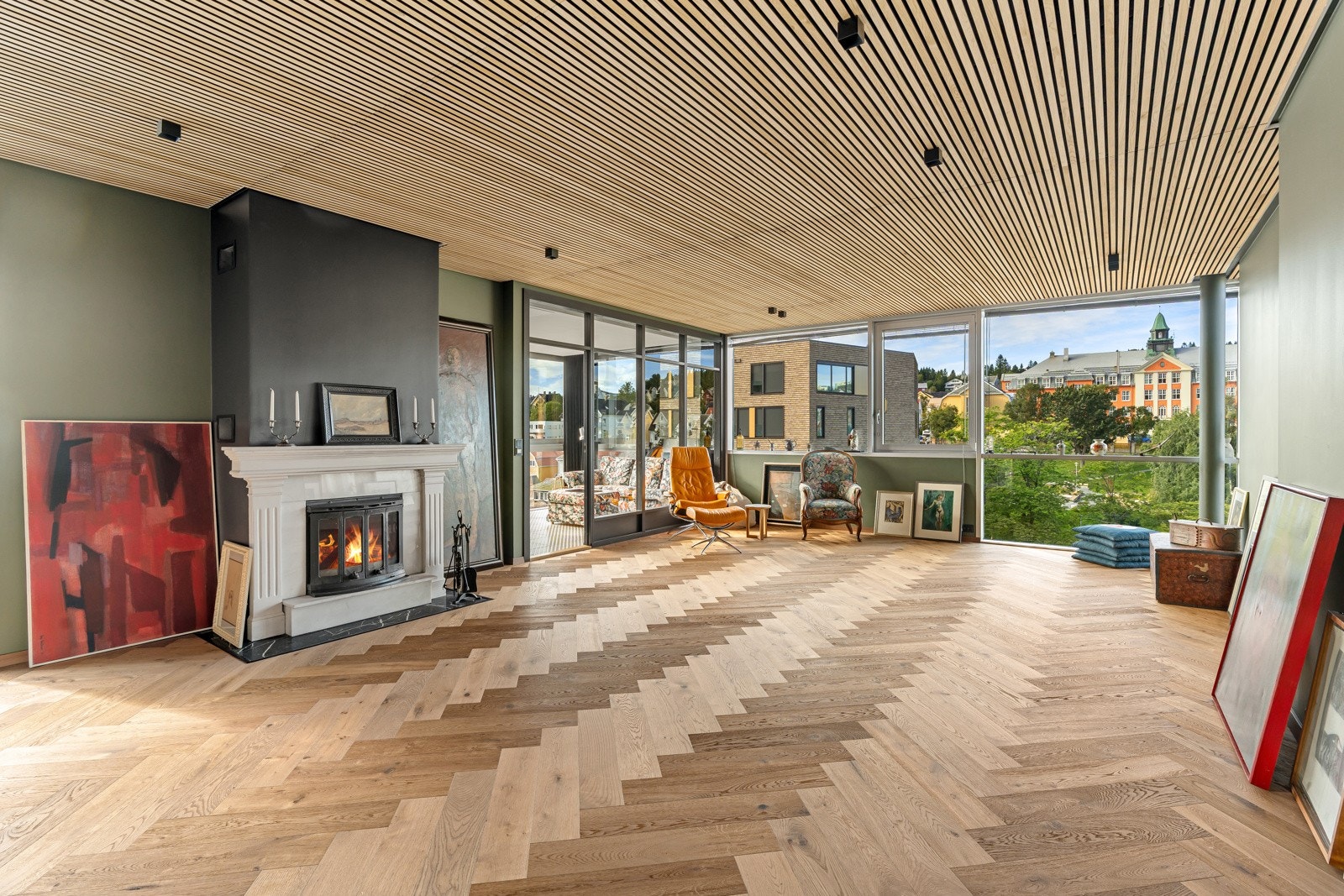 Stuen har store vindusflater som gir rikelig med naturlig lysinslipp og fremhever utsikten. Galleribilde