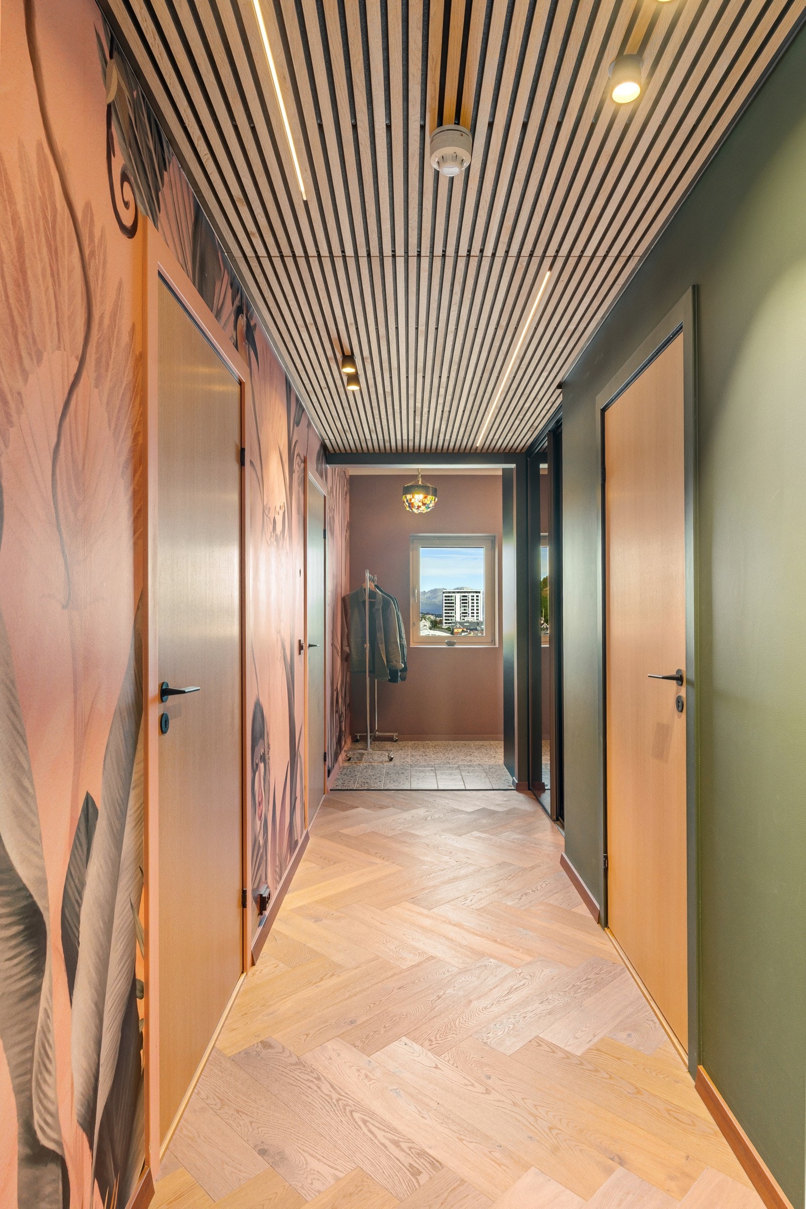 Lekre detaljer og fiskebeinsparkett på gulv. Galleribilde