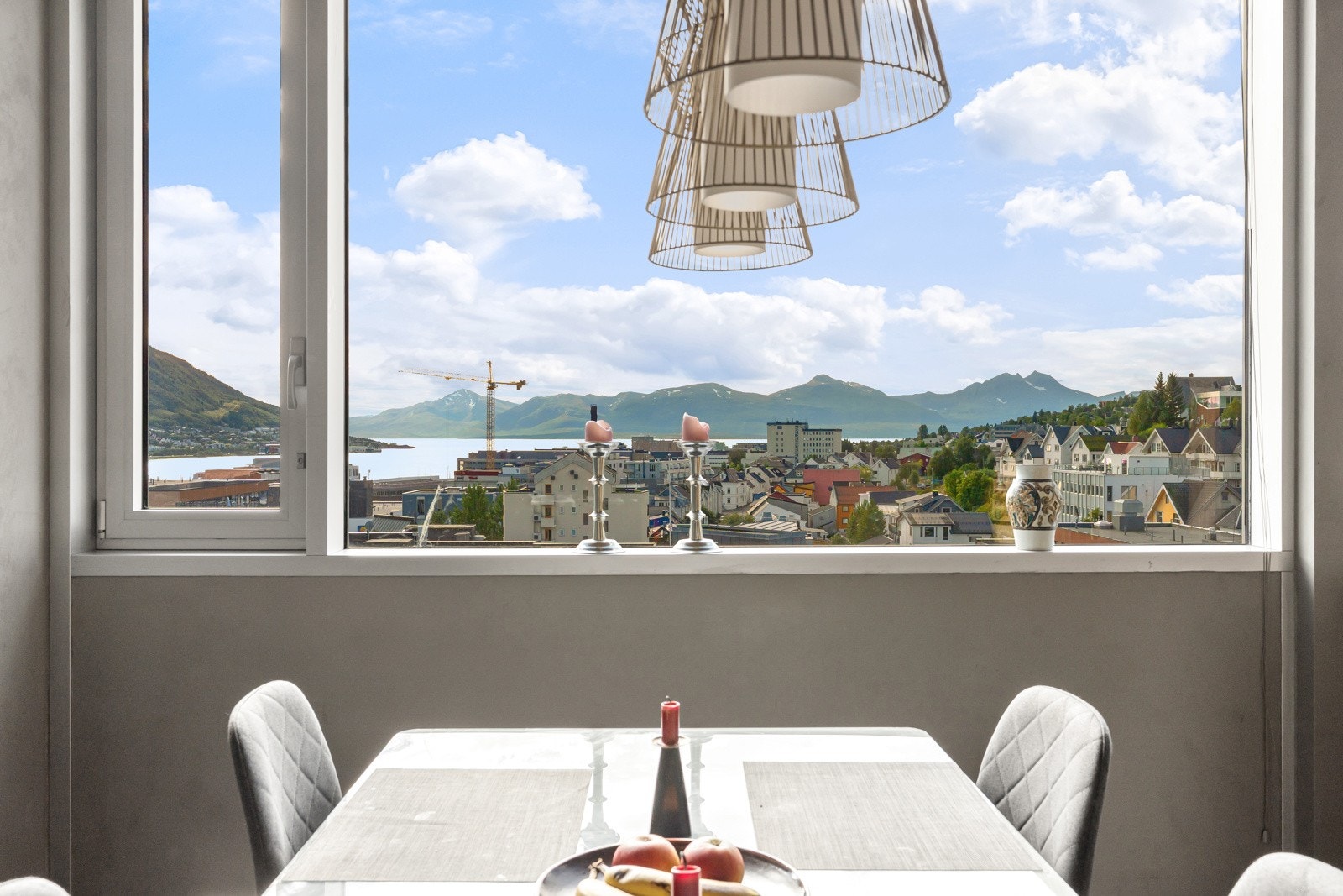 Kjøkkenet har som resten av leiligheten store vindusflater og fantastisk utsikt! Galleribilde