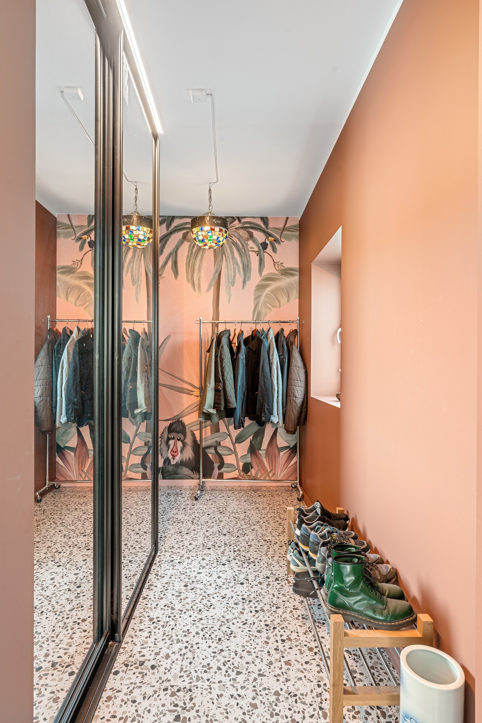 Velkommen inn. Skyvedørsgarderobe for god oppbevaring. Galleribilde