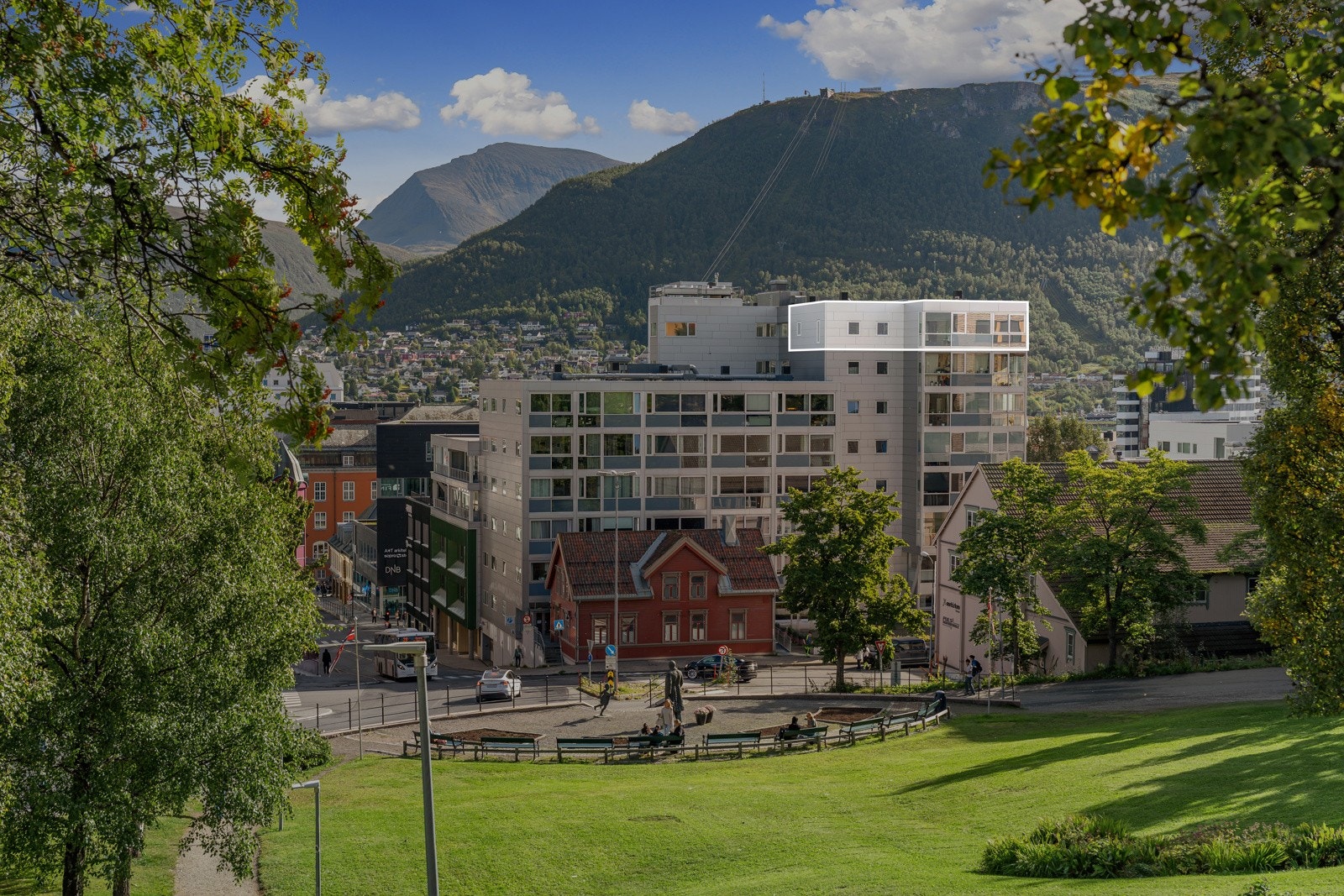 Beliggenheten kan knapt bli bedre: Midt i sentrum, med kort gangavstand til butikker, restauranter, kafeer, kulturtilbud og kollektivtransport. Galleribilde