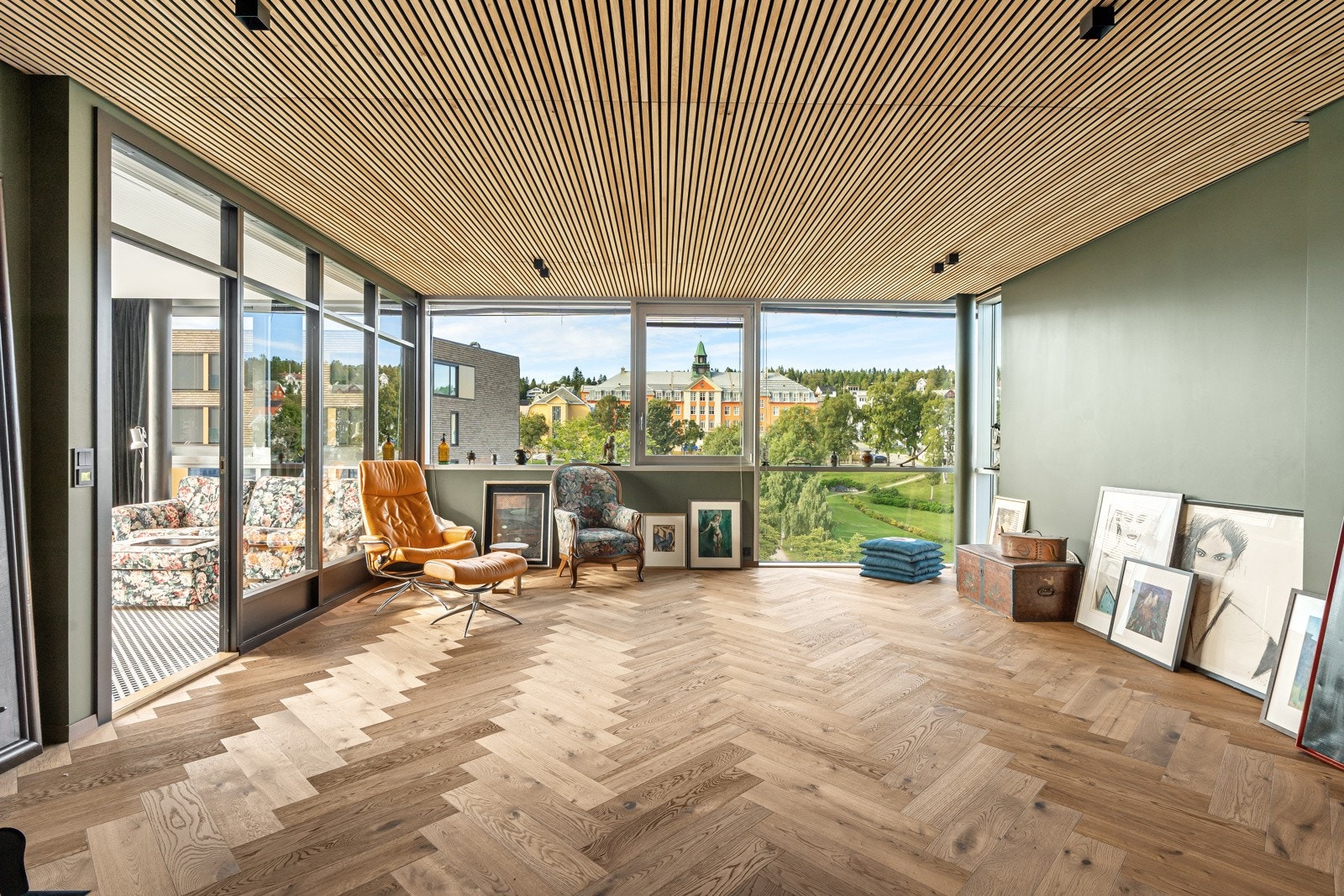 Fantastisk stue med nye overflater på gulv, vegger og himling - med tidsriktig fargepalett og eksklusive materialvalg. Galleribilde