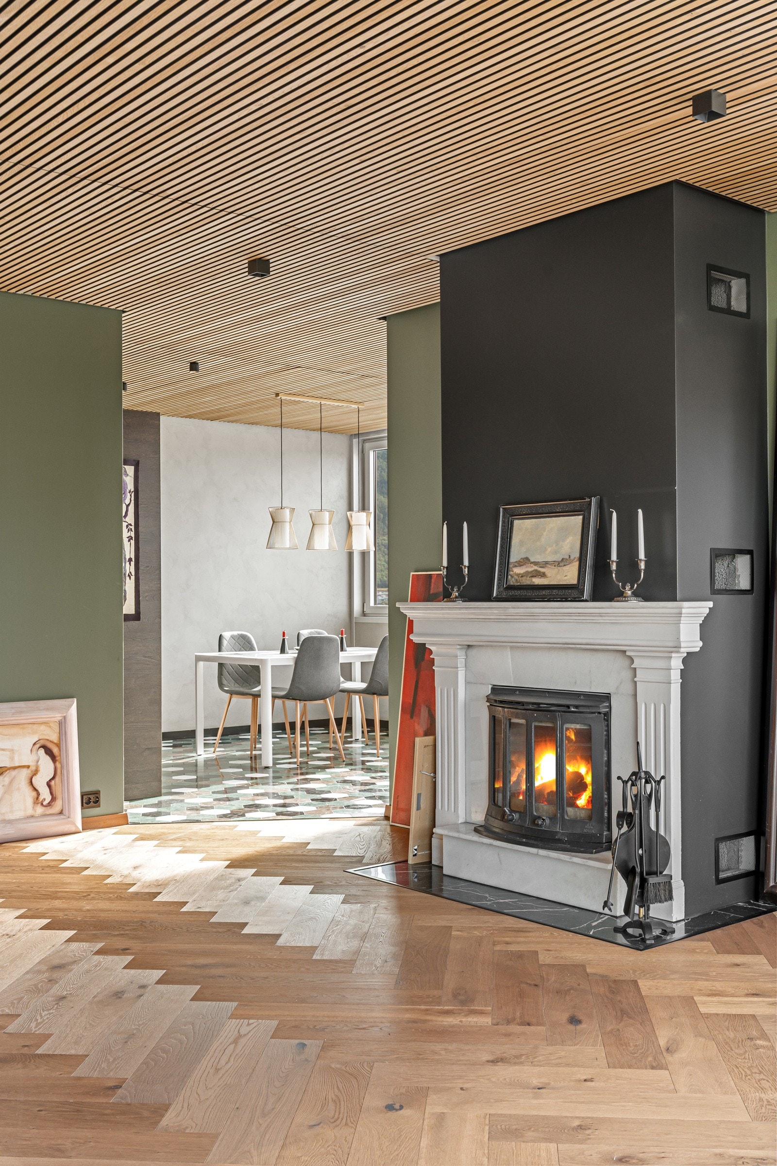 Peisen skaper en lun og harmonisk atmosfære i rommet. Galleribilde