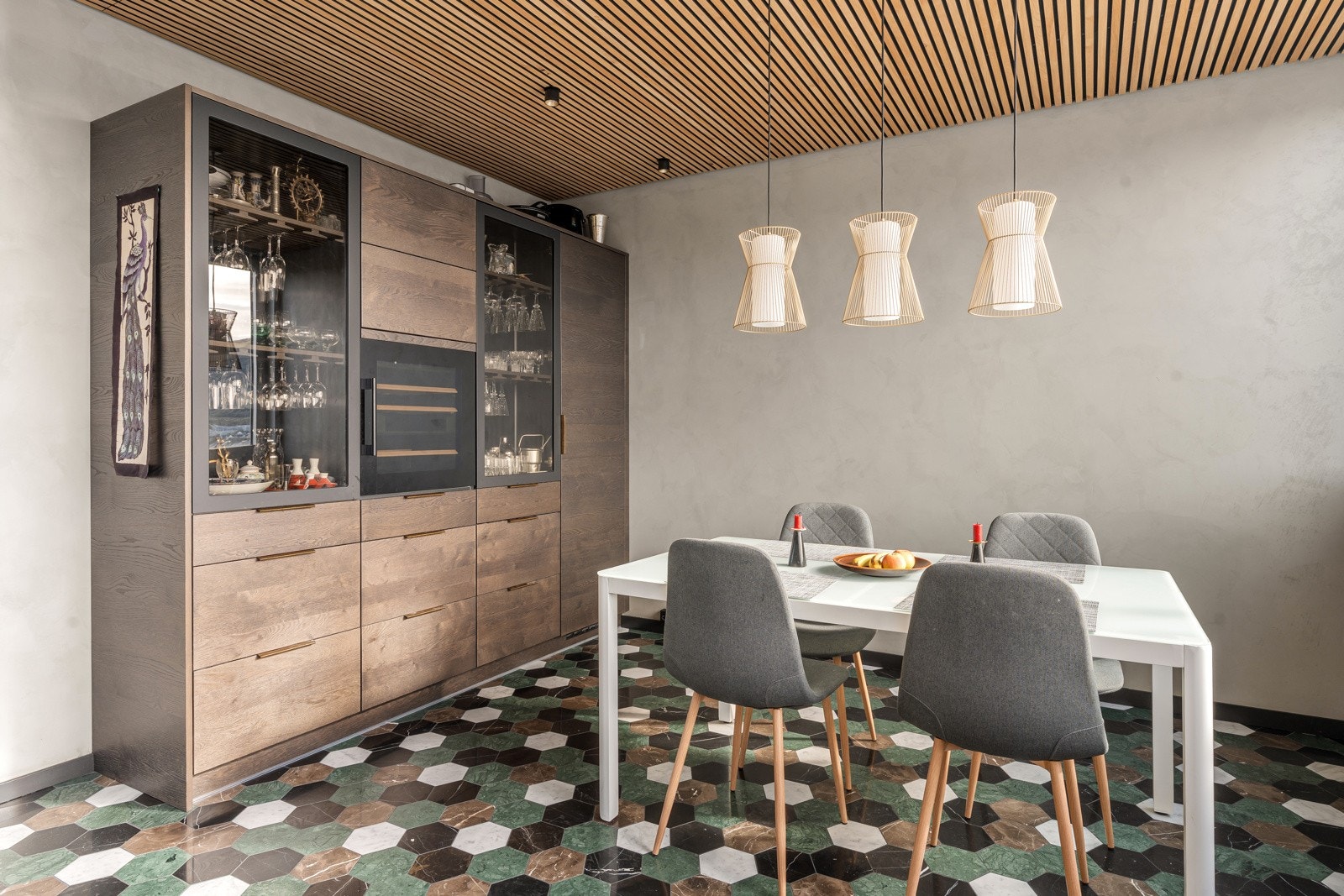 Nytt kjøkken med eikefronter, stein/kompositt benkeplate og et komplett utvalg av integrerte hvitevarer - inkludert vinskap og Quooker. Galleribilde