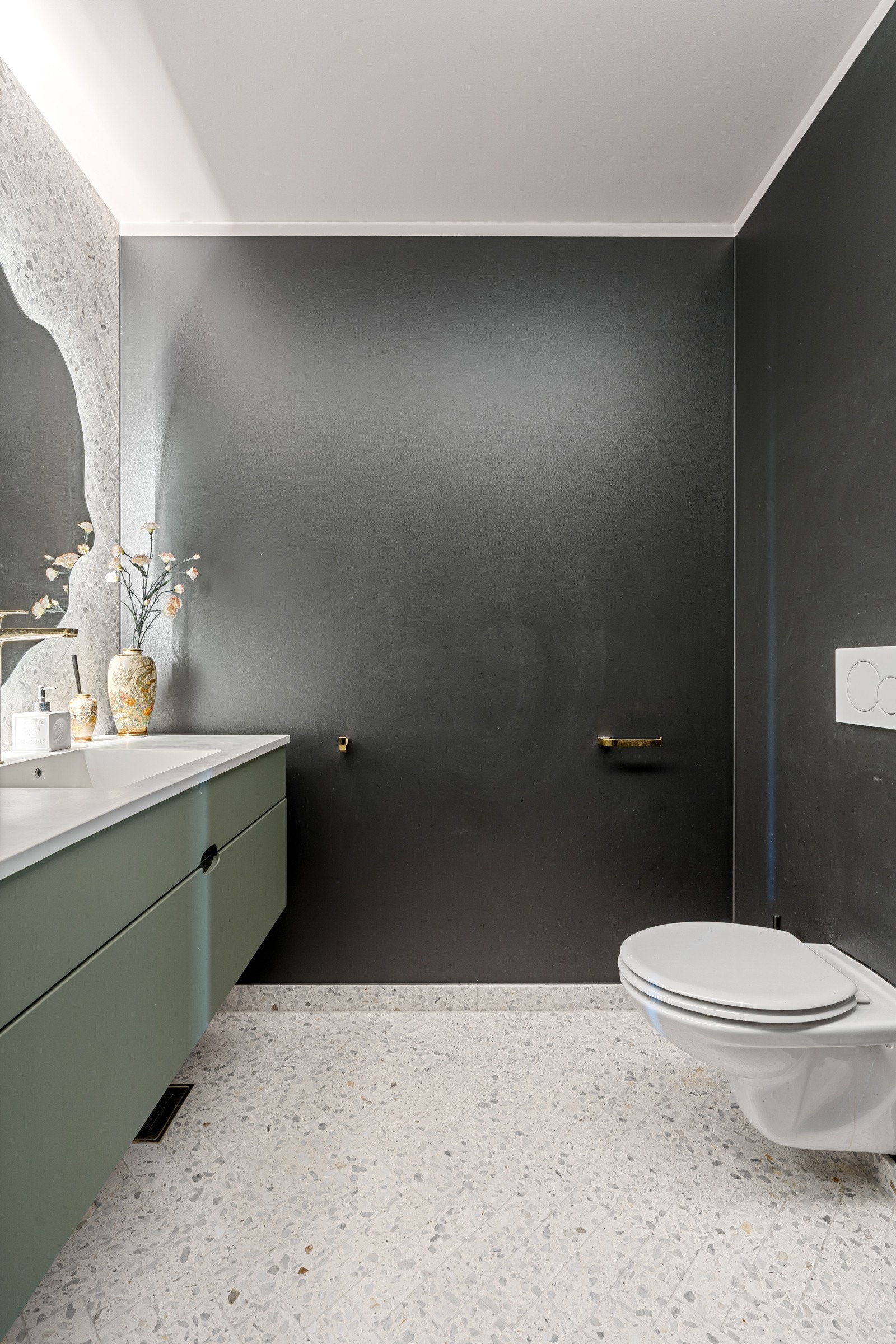 Toalettrom med servant renovert 2022. Galleribilde