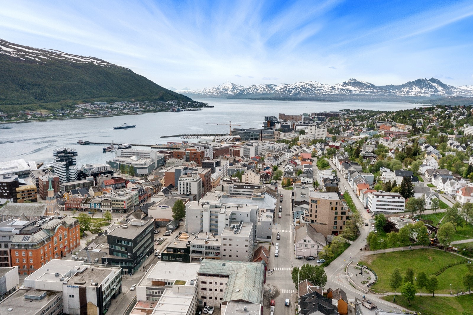 Her bor du høyt over byens puls, med ro, lys og en helt fantastisk utsikt over Tromsøysundet, fjellene og byens tak. Galleribilde