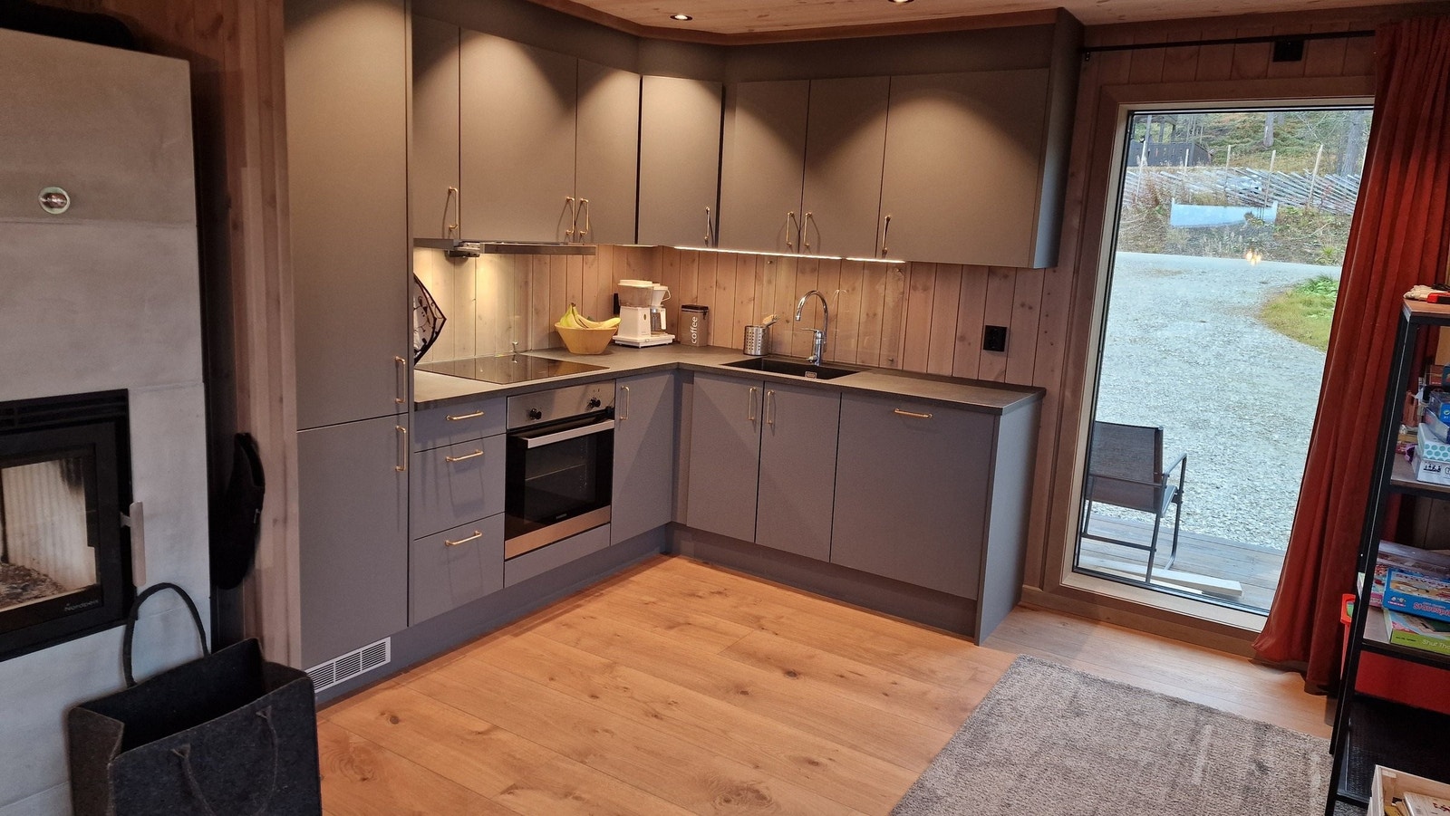 Kjøkken med integrert kombikjøleskap, ovn, steketopp og oppvaskmaskin fra SIEMENS og ventilator fra Røroshetta. Galleribilde