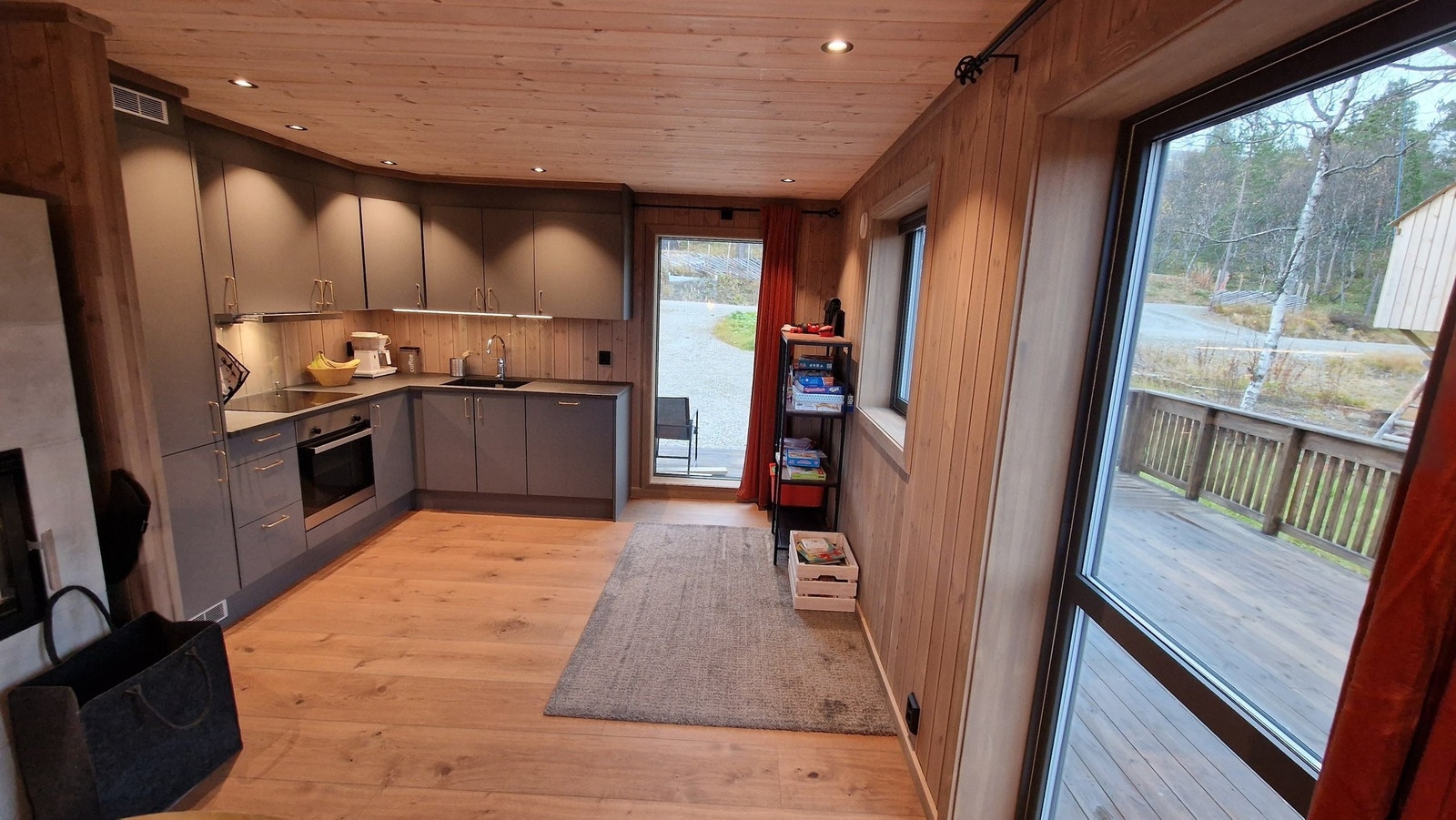 Kjøkken med integrert kombikjøleskap, ovn, steketopp og oppvaskmaskin fra SIEMENS og ventilator fra Røroshetta. Galleribilde