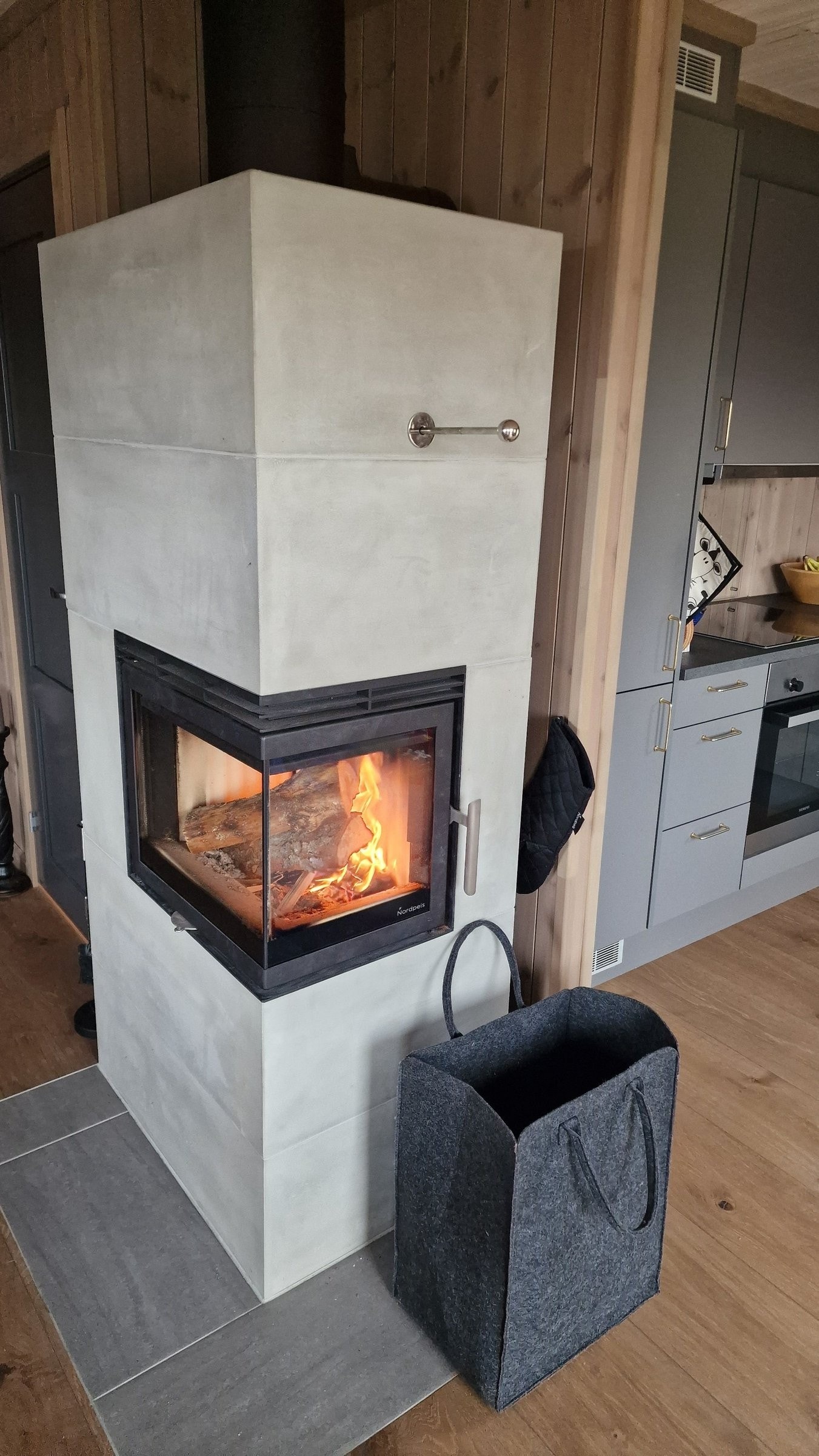 Peisen i stua, en Nordpeis Salzburg C Convection, er over 1000kg og har kanaler hvor røyken varmer opp varmelagringsstein for langvarig varme. Galleribilde