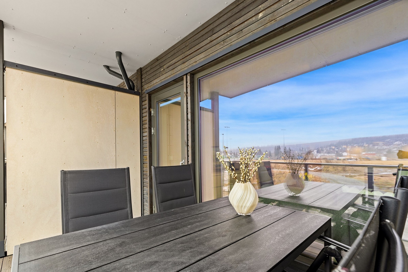 Fra stuen er det utgang til en romslig uteplass, med plass til sittegruppe. Galleribilde