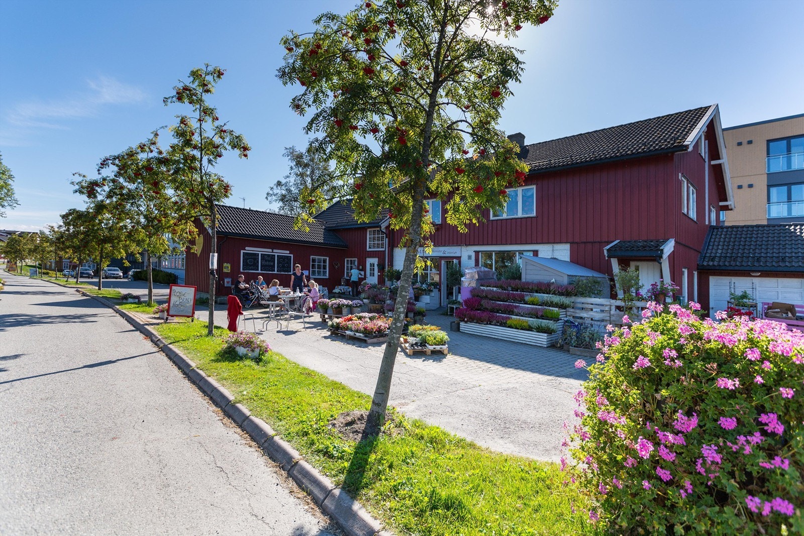 Ask er et hyggelig og levende sentrum med en blanding av butikker, kafeer og servicetilbud. Galleribilde