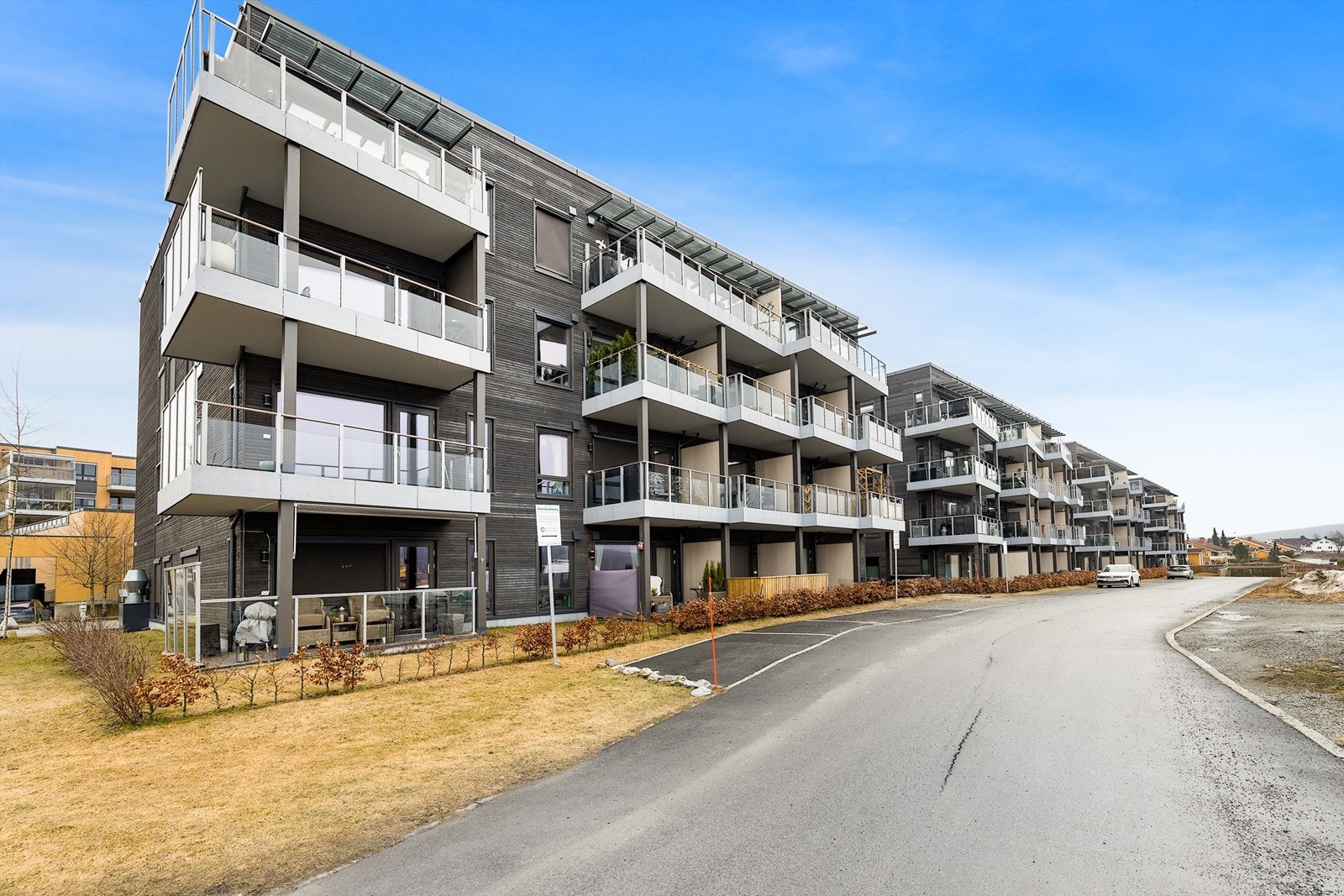 Bygget ble ferdigstilt i 2022 og har en moderne arkitektur med vedlikeholdsvennlige materialer. Galleribilde