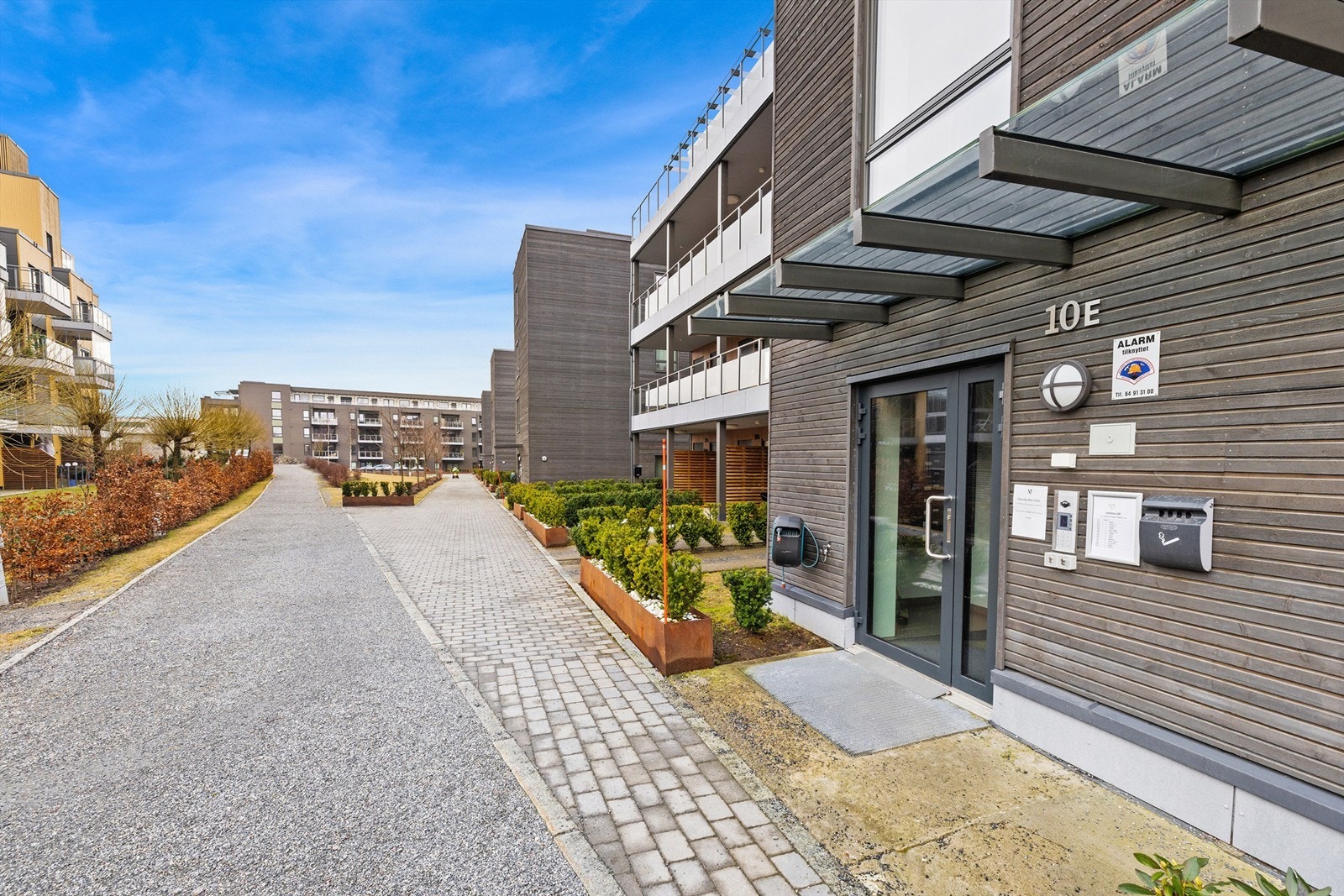 Eiendommen har en sentral og attraktiv beliggenhet midt i Ask sentrum. Galleribilde