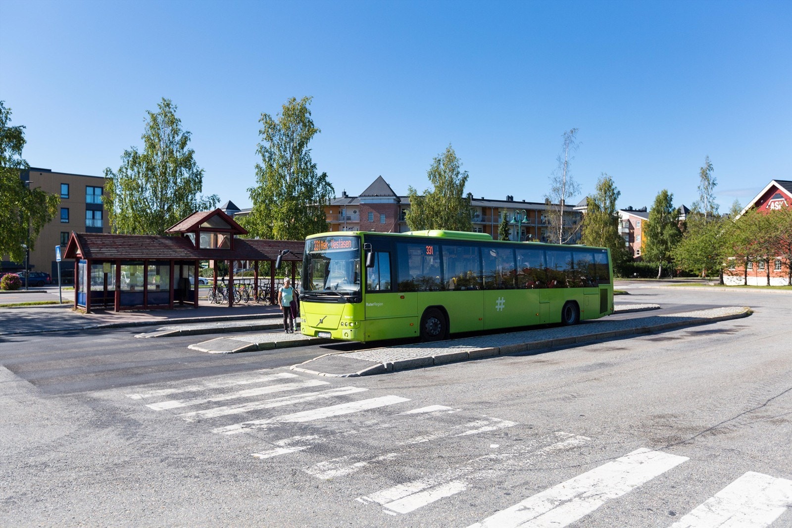 Fra Ask bussterminal, kun tre minutters gange unna, er det hyppige avganger mot blant annet Oslo og Oslo Lufthavn. Galleribilde