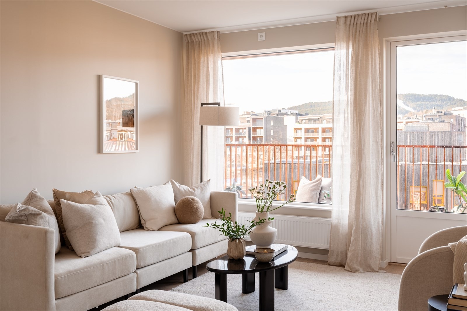 Veggen til soverom 2 kan tas ned slik at stuen blir 9 kvm større ved ønske. Galleribilde