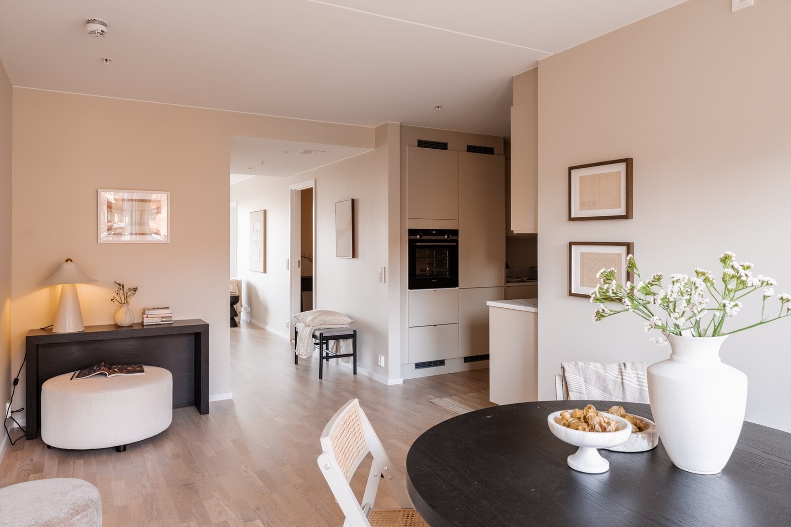 Hvitpigmentert 3-stavs eikeparkett og delikate veggfarger gir en lys og fin atmosfære kombinert med gjennomgående planløsning og mye lys. Galleribilde