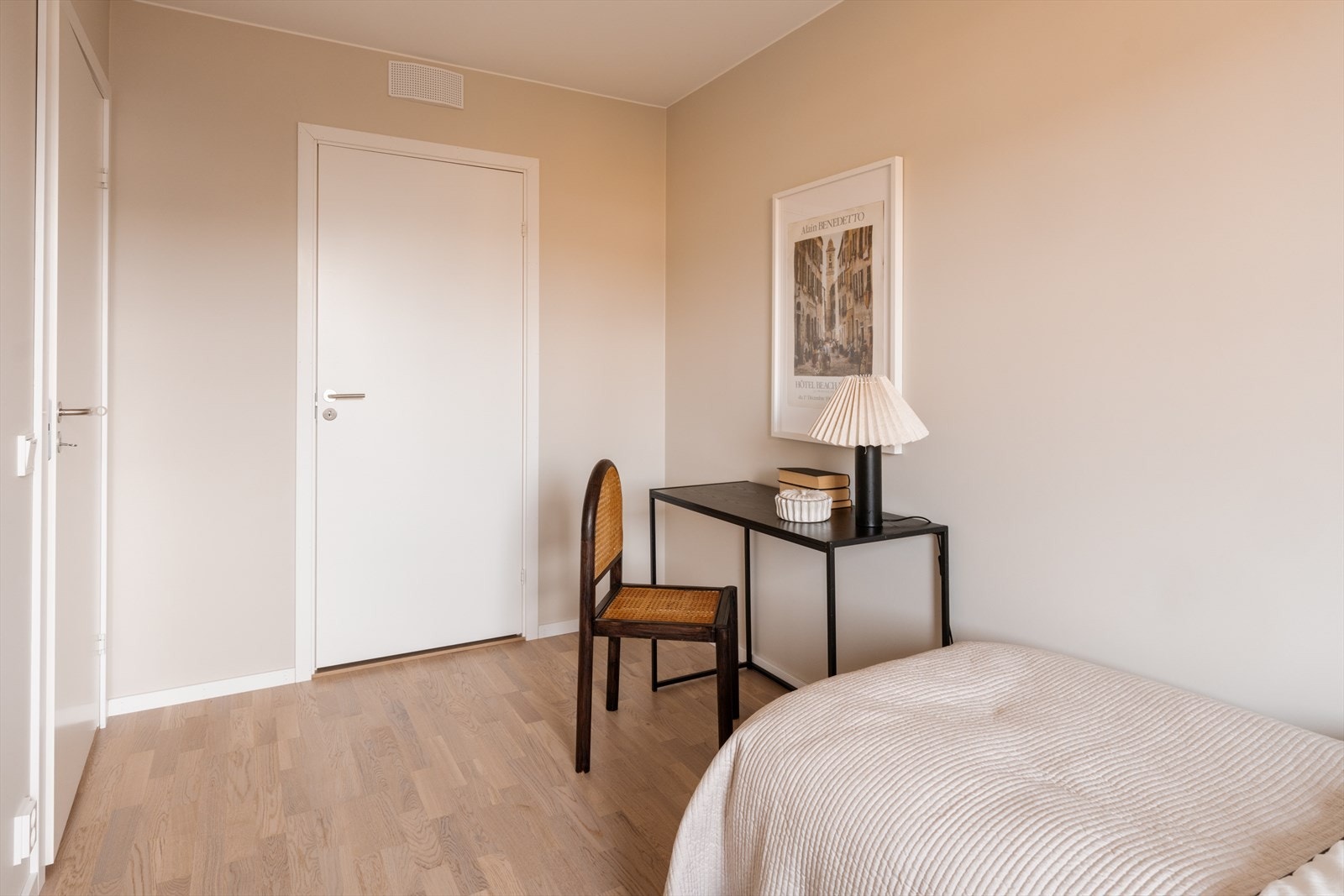 Soverommet har tilgang til en praktisk bod for oppbevaring. Galleribilde