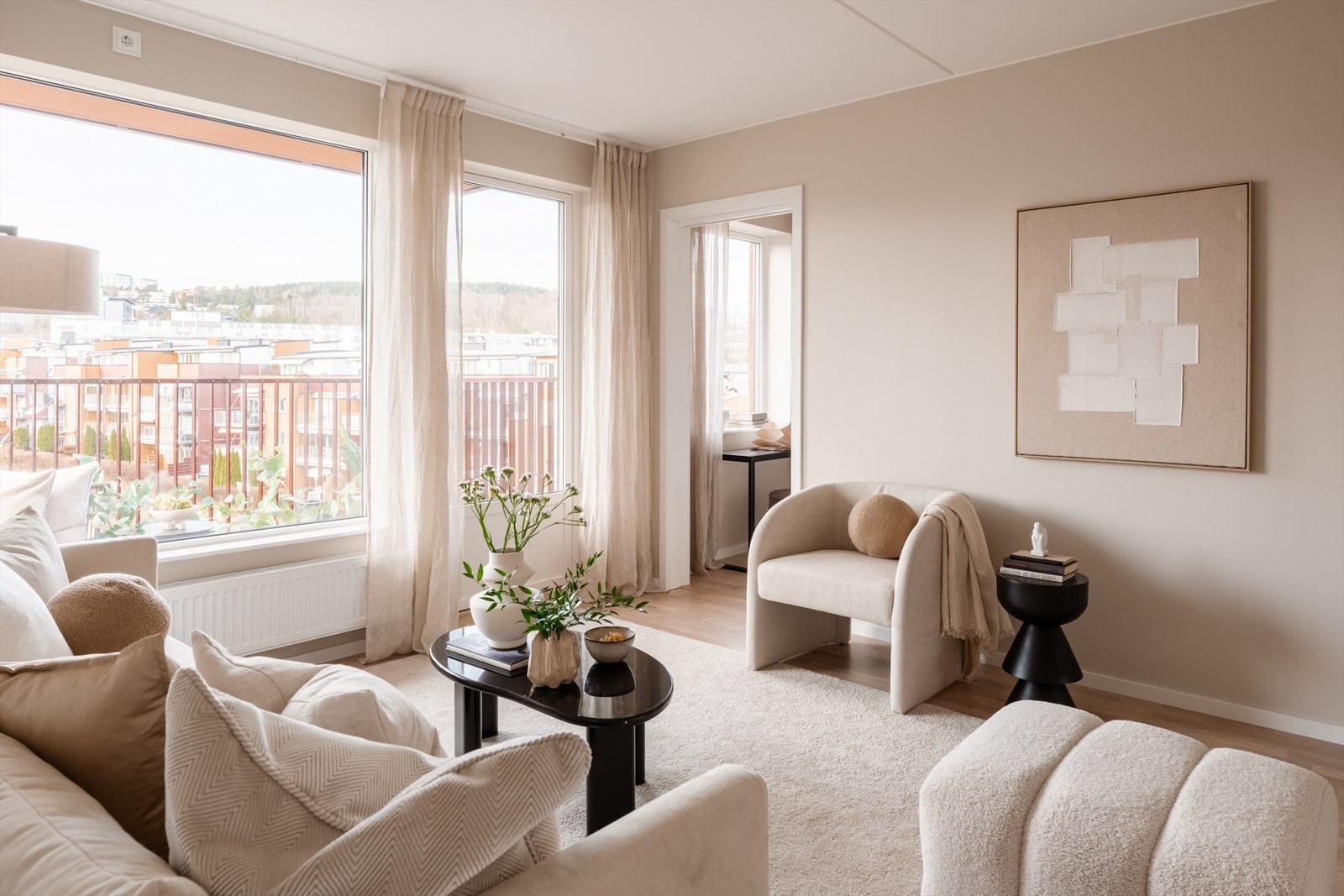 Her har du god plass til å møblere med sofa/lounge og godstolen samt TV. Galleribilde