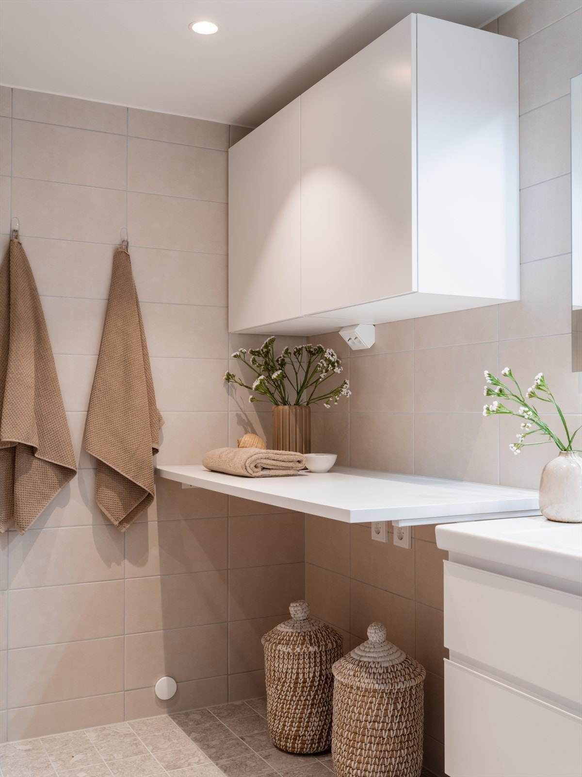 Lekre fliser og god plass for oppbevaring i skapinnredning. Her er alt tilrettelagt. Galleribilde