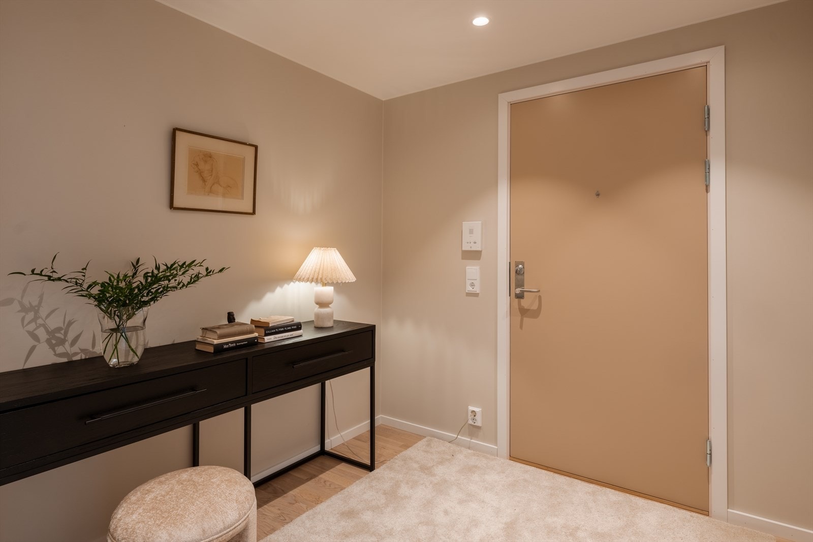 Entréen gir et godt førsteinntrykk og har avsatt plass til en skyvedørsgarderobe for god plass til oppbevaring. Galleribilde