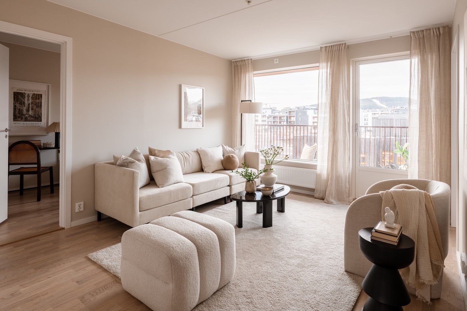 Boligen har en eksepsjonelt god planløsning sammenliknet med andre typiske nye boliger. Her får du "separat" kjøkken og stue samt egen spisestue. Galleribilde