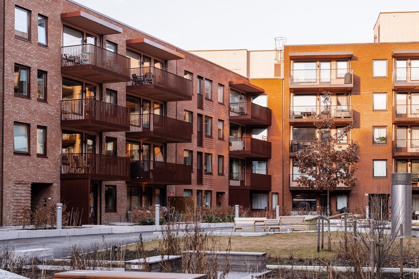 Vollebekk T-banestasjon ligger kun et par minutters gange unna, med effektiv reisevei til sentrum via linje 4 og 5. Galleribilde