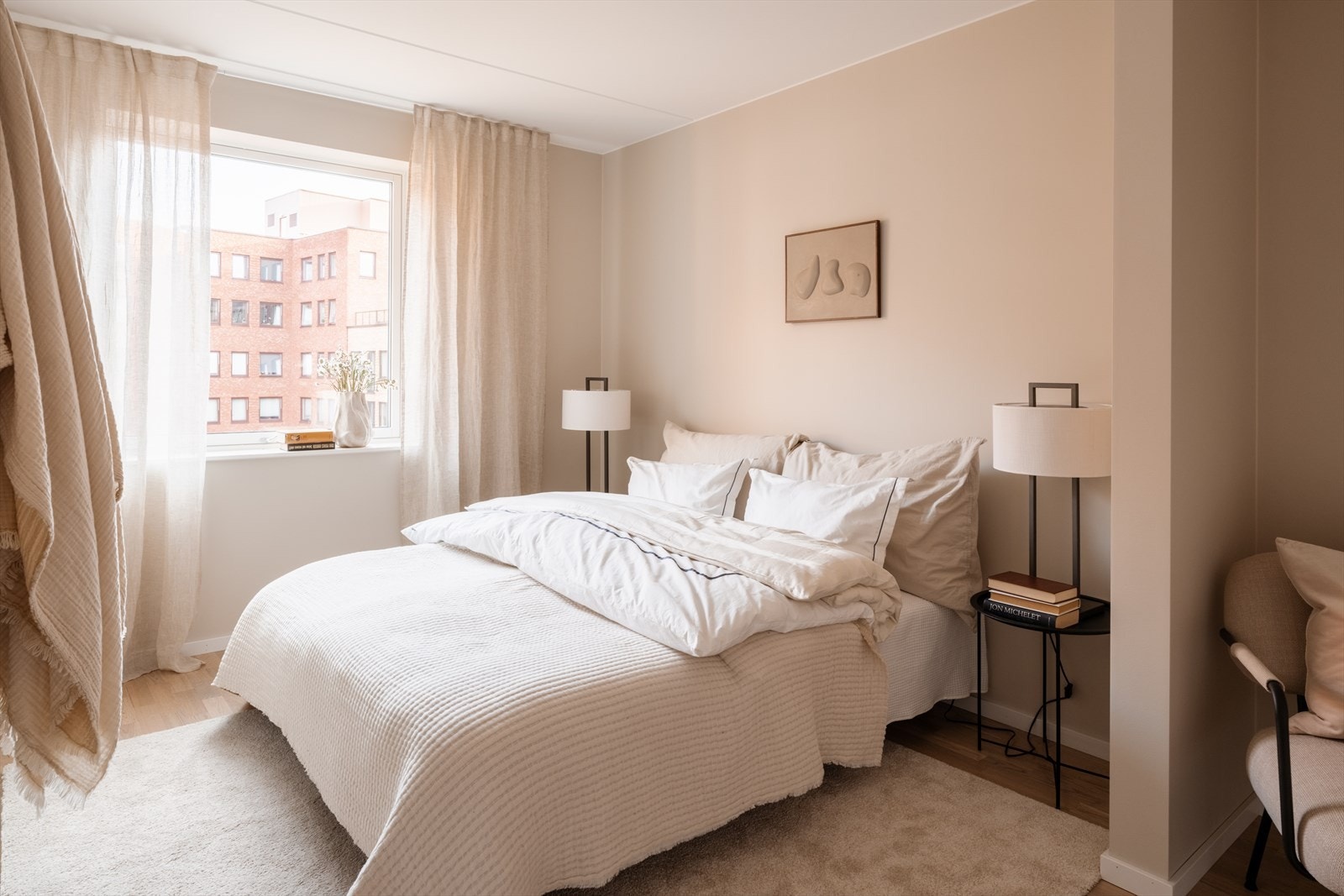 Stort hovedsoverom med vindu inn mot bilfrie fellesarealer i bakgården. Galleribilde