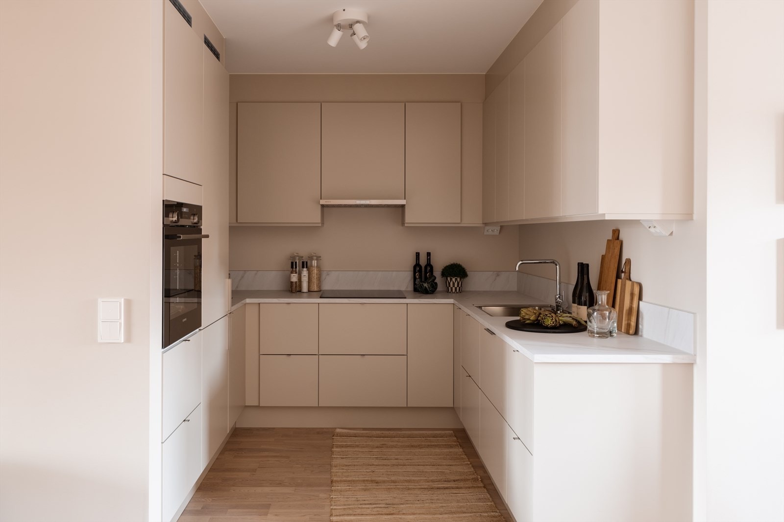 Kjøkkeninnredning fra Marbodal i en fin U-form, utstyrt med integrerte hvitevarer fra Siemens. Galleribilde