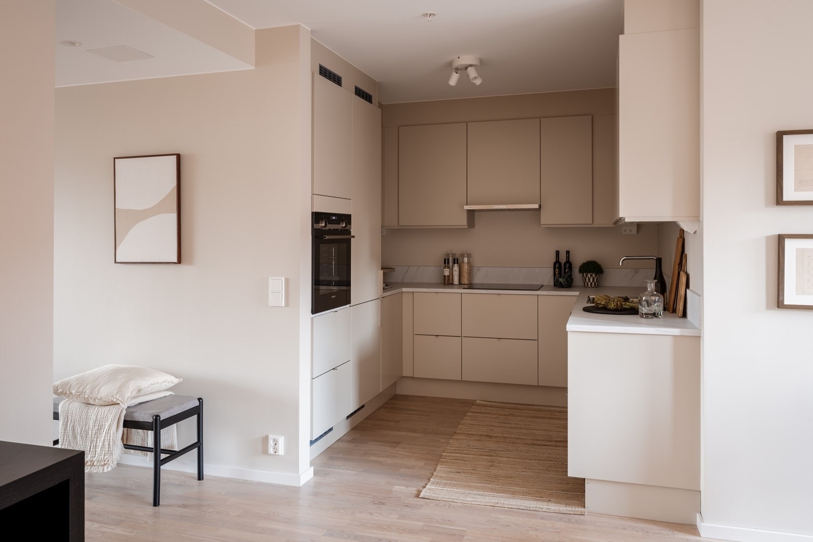 Rålekkert kjøkken fra Marbodal med integrerte hvitevarer av høy kvalitet. Galleribilde