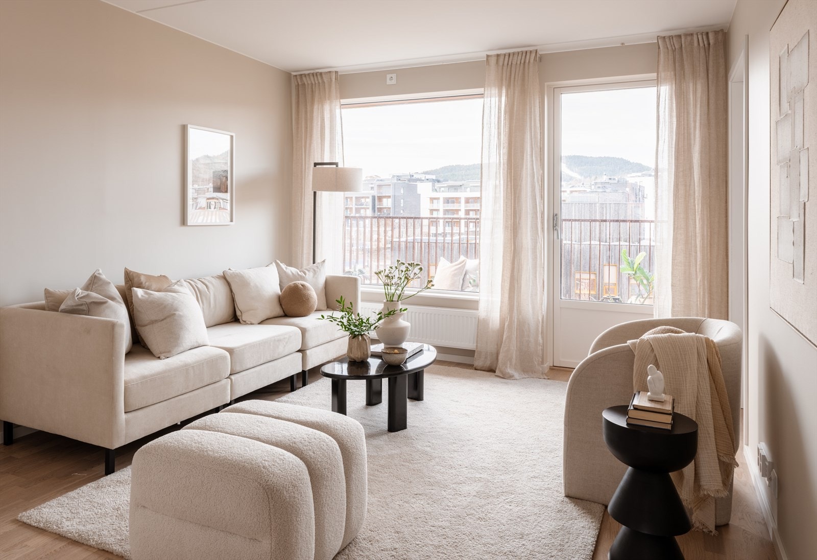 Her får du en rålekker, splitter ny og svanemerket 4-roms toppleilighet med fantastisk utsikt. Galleribilde