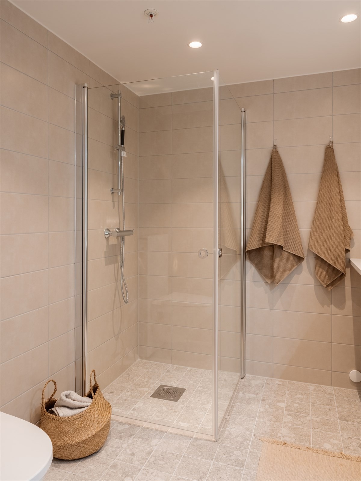 Baderommet rålekkert med downlights i taket og gulvvarme som gir god og lun atmosfære. Galleribilde