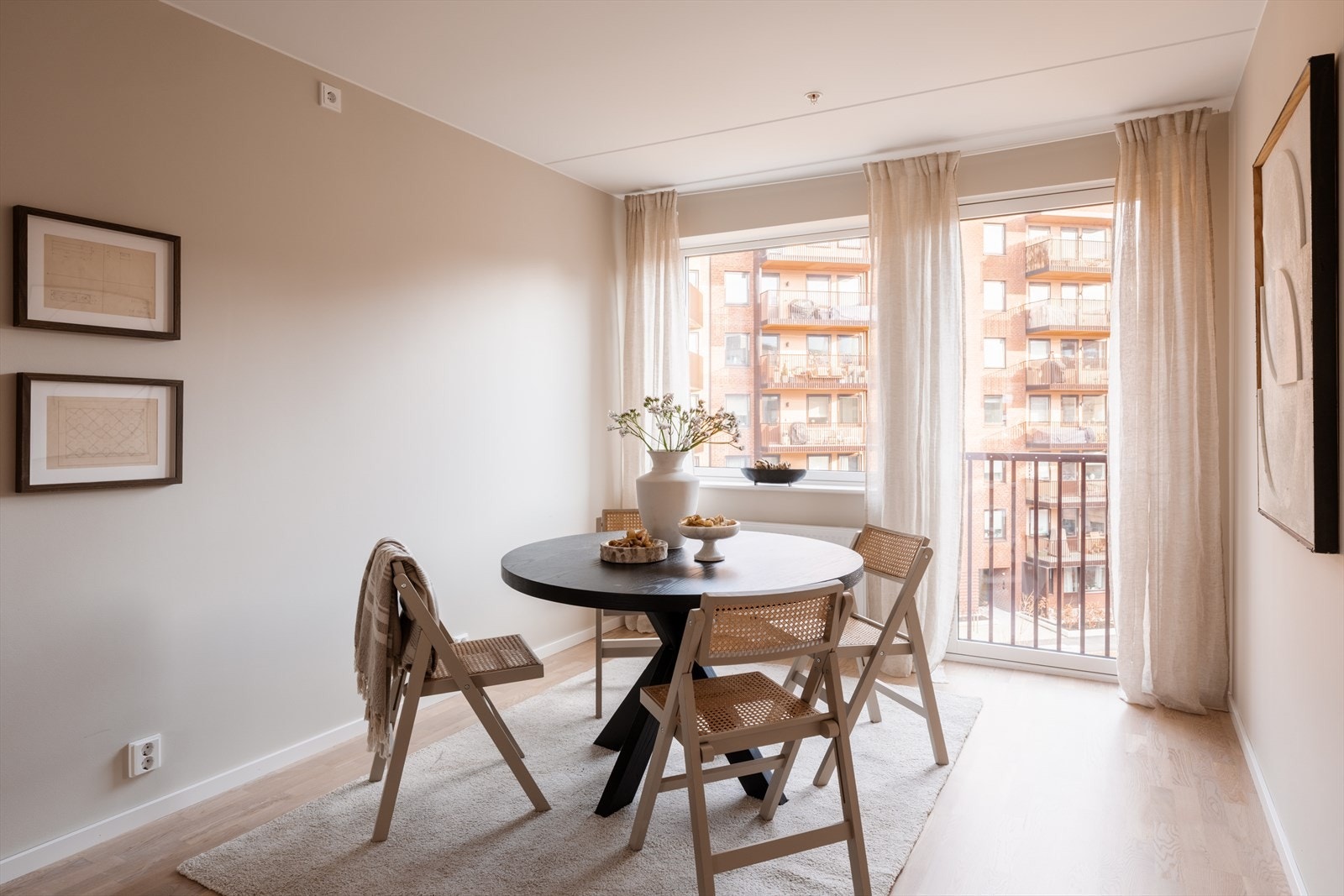 Fra kjøkkenet er det åpent ut mot "spisestuen" hvor du har god plass til langbord eller rundt bord etter ønske. Her har du også en hyggelig fransk balkong ut mot bakgården. Galleribilde