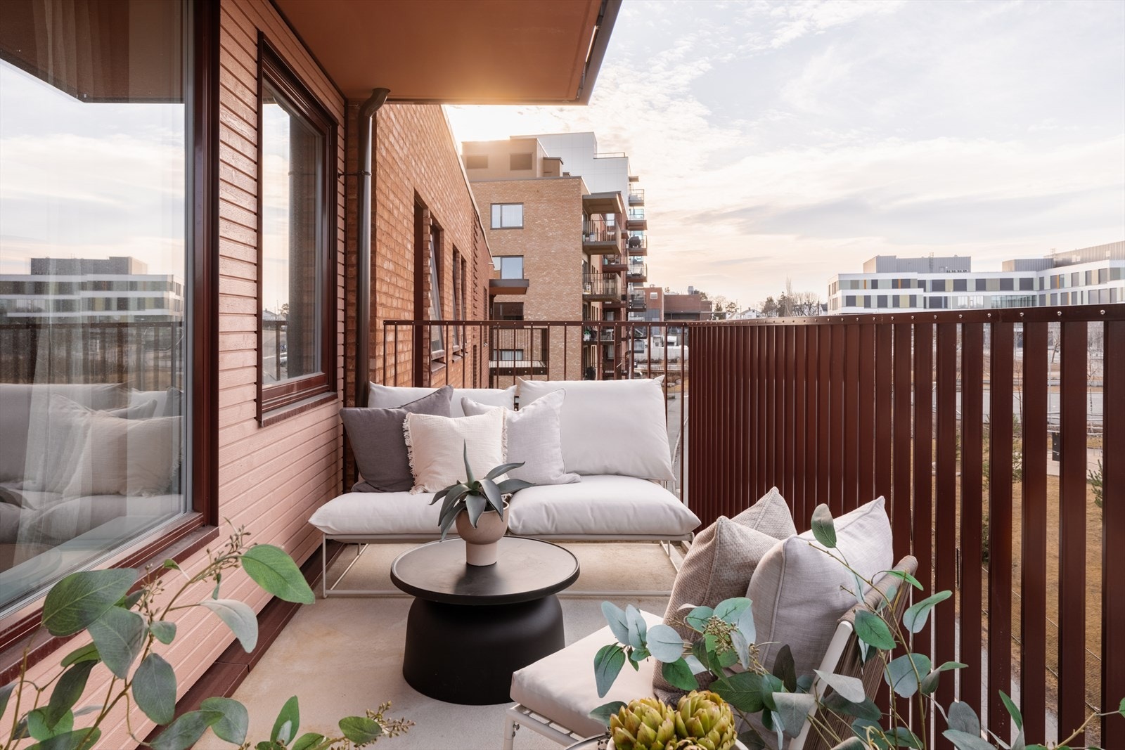 Fra stuen er det utgang til en vestvendt balkong med gode solforhold til sent på kvelden. Galleribilde