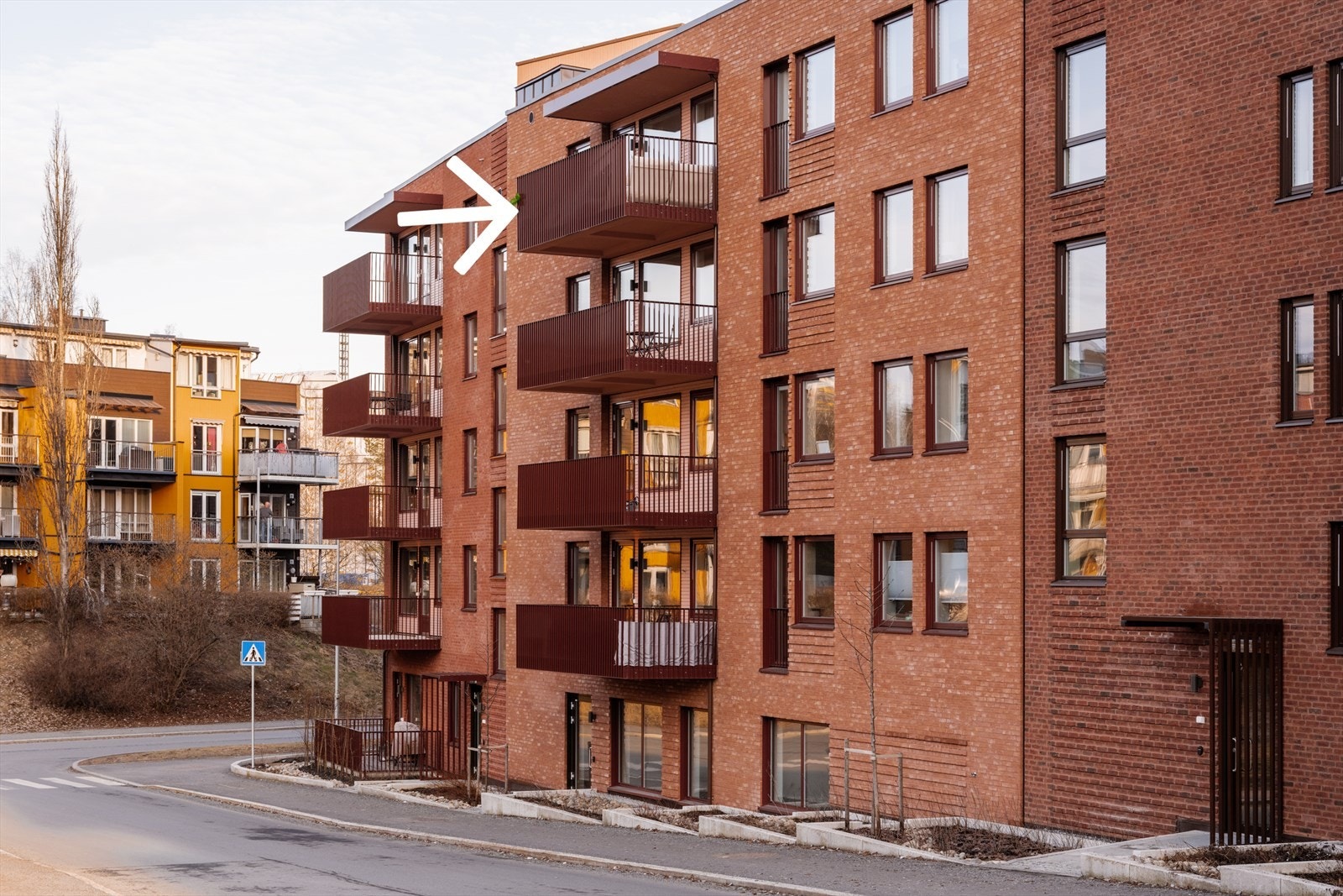 Boligen ligger høyt og fritt i øverste etasje uten noen nærliggende naboer tett på, så her får du privatliv og fin utsikt. Galleribilde