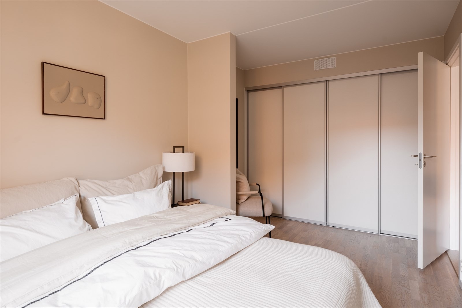 Rommet er utstyrt med en romslig skyvedørsgarderobe for god oppbevaring. Galleribilde