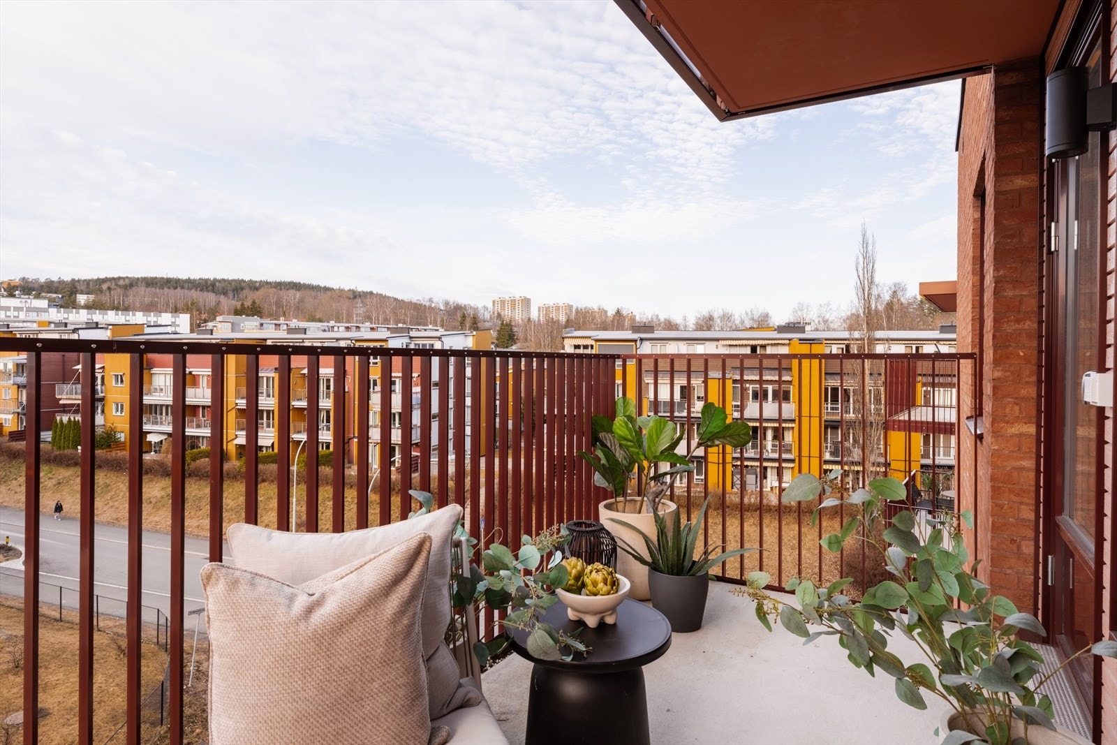 Det er tak over balkongen som skjermer litt samt god plass til møblering på den ca. 10 kvm store balkongen. Galleribilde