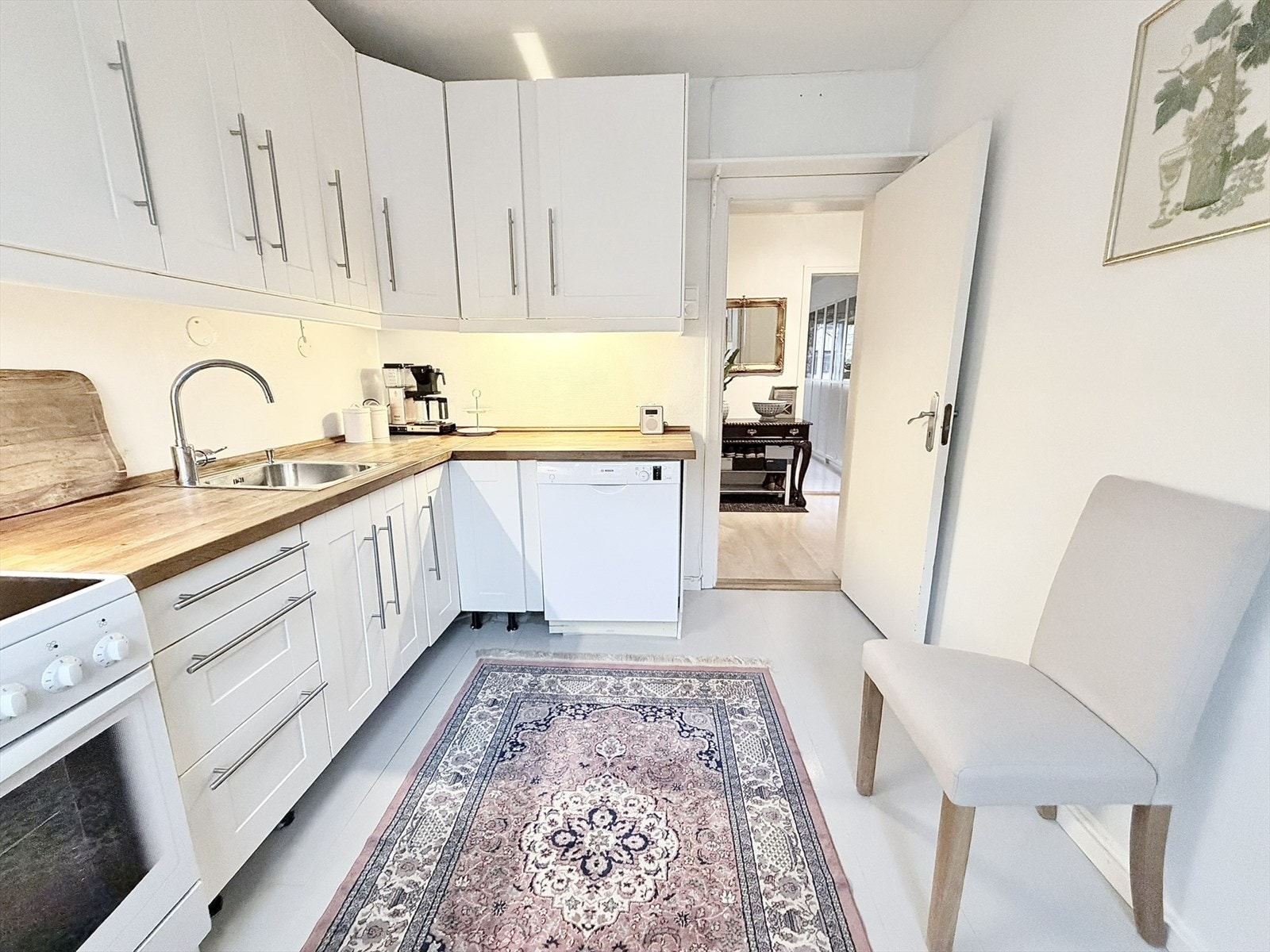 Kjøkken med god skapplass Galleribilde